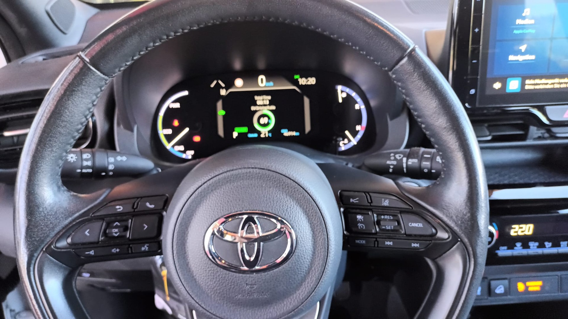 TOYOTA Yaris Cross 1.5 Team Deutschland e-CVT AWDi-image-11