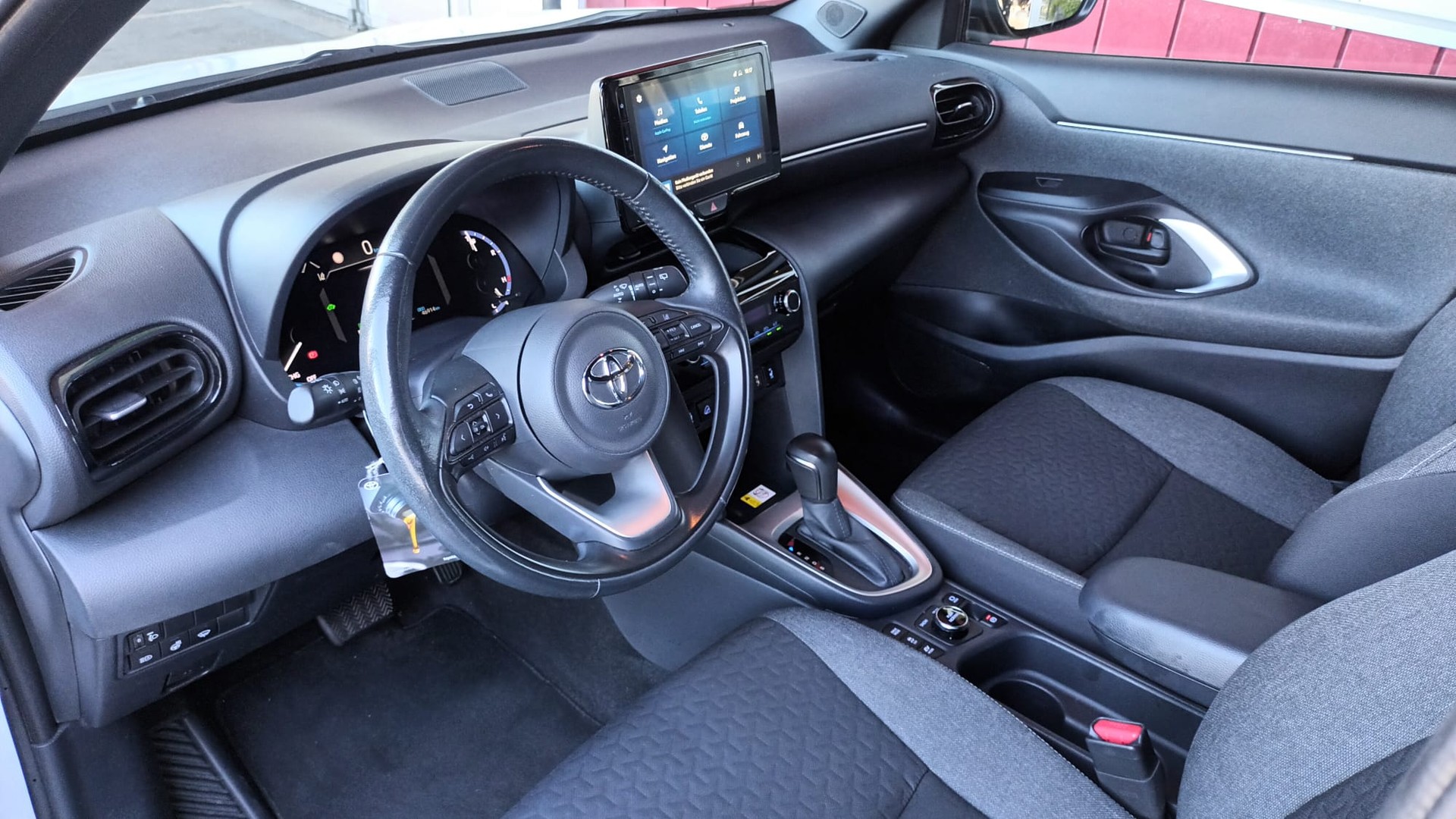 TOYOTA Yaris Cross 1.5 Team Deutschland e-CVT AWDi-image-8