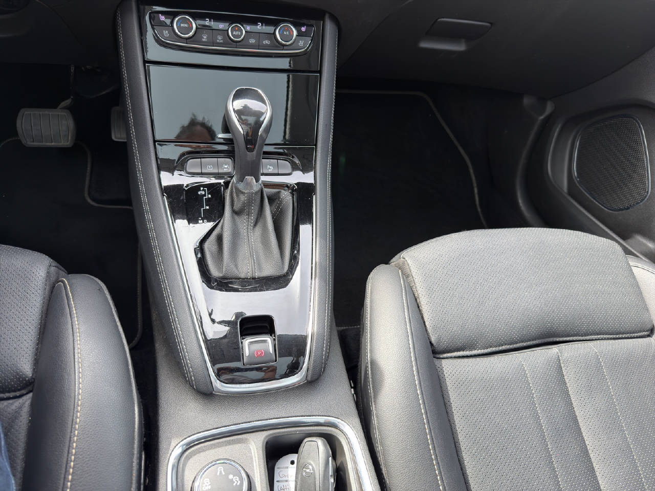 OPEL Grandland X 1.6 T Ultimate-image-11