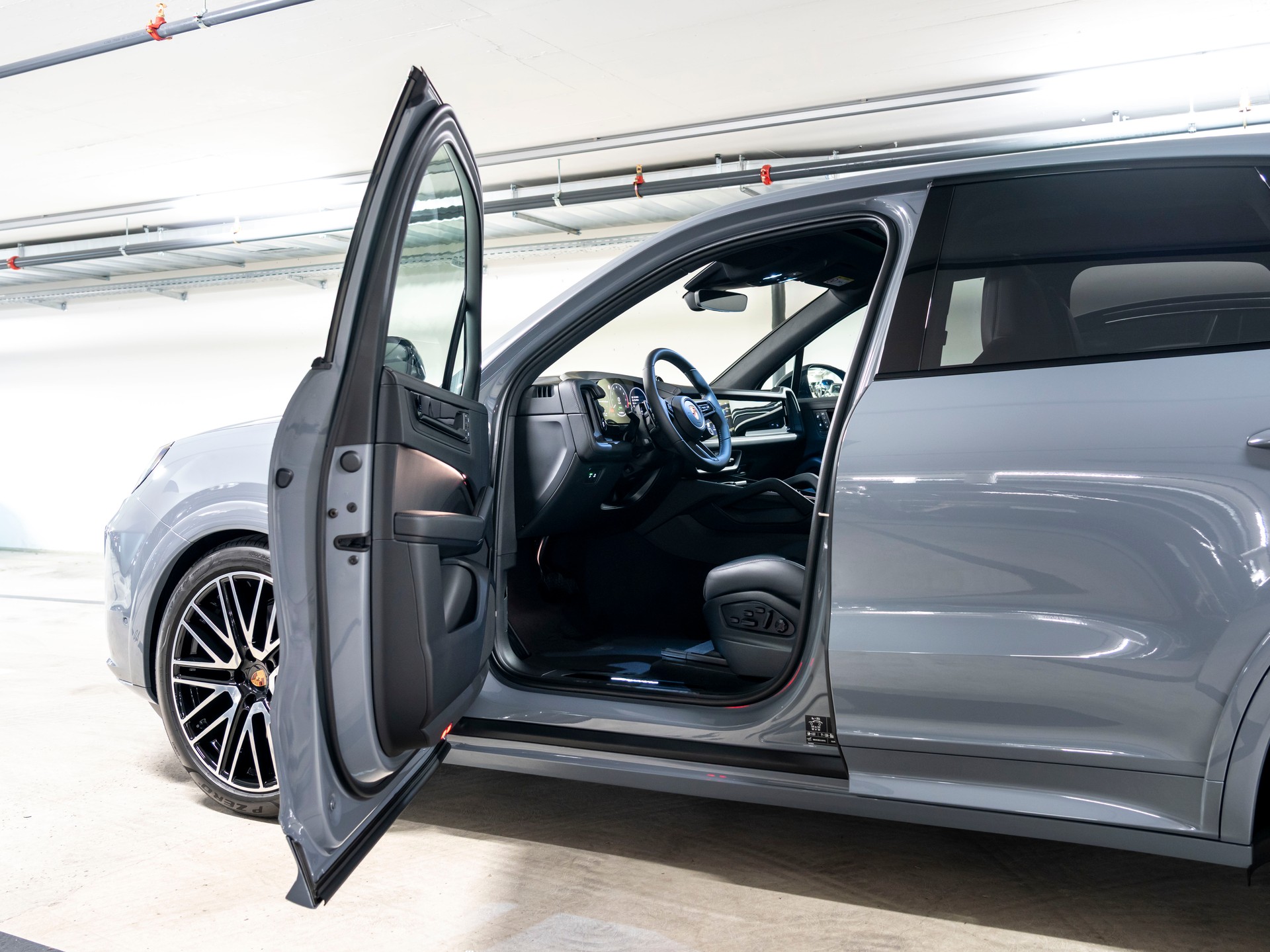 PORSCHE Cayenne E-Hybrid Black Edition Tiptronic-image-7
