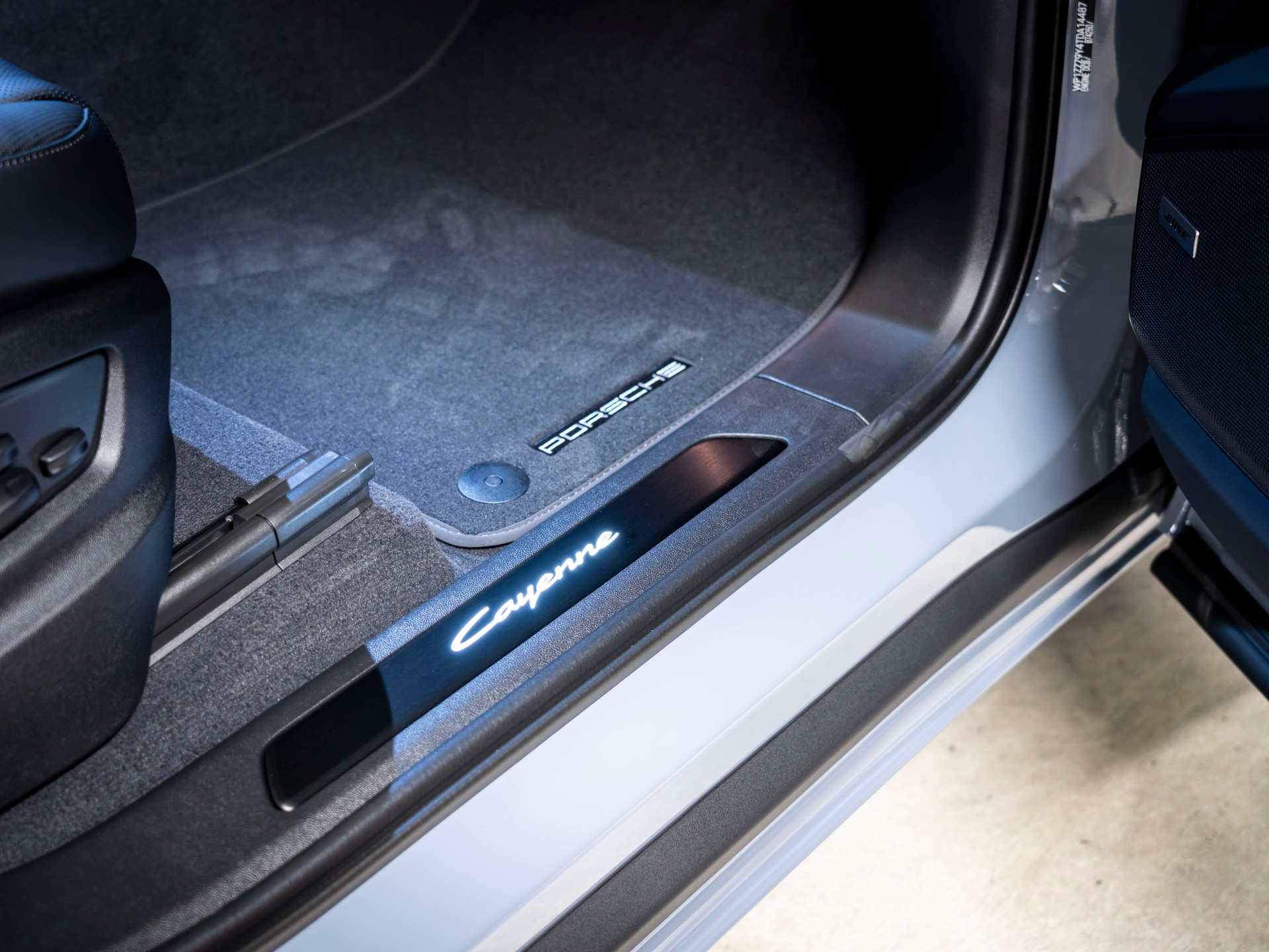 PORSCHE Cayenne E-Hybrid Black Edition Tiptronic-image-19