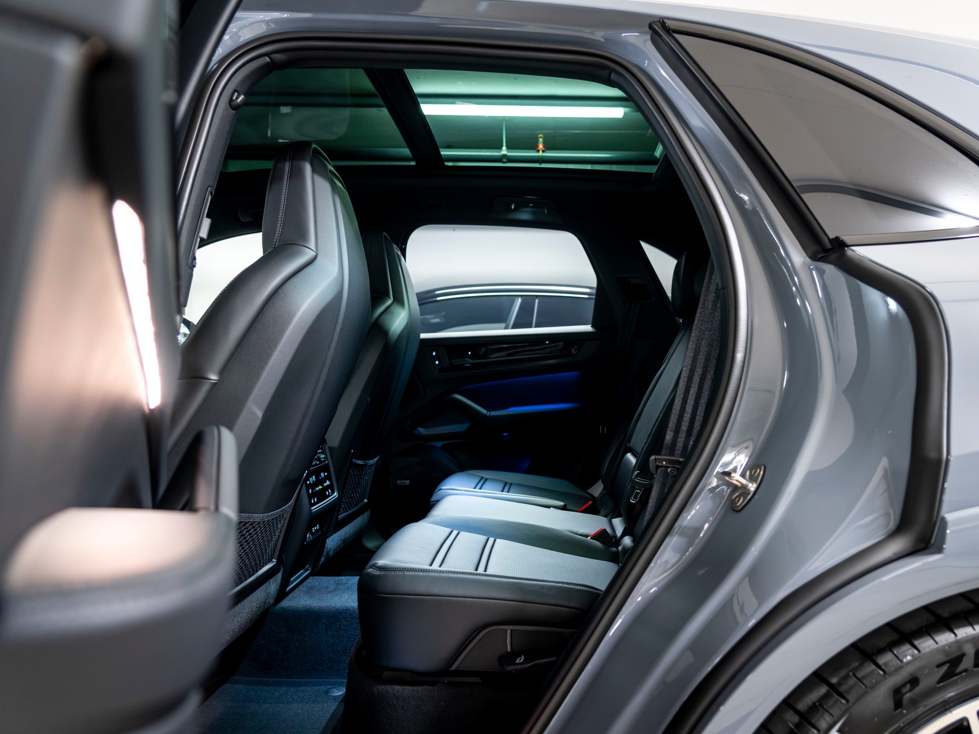 PORSCHE Cayenne E-Hybrid Black Edition Tiptronic-image-22