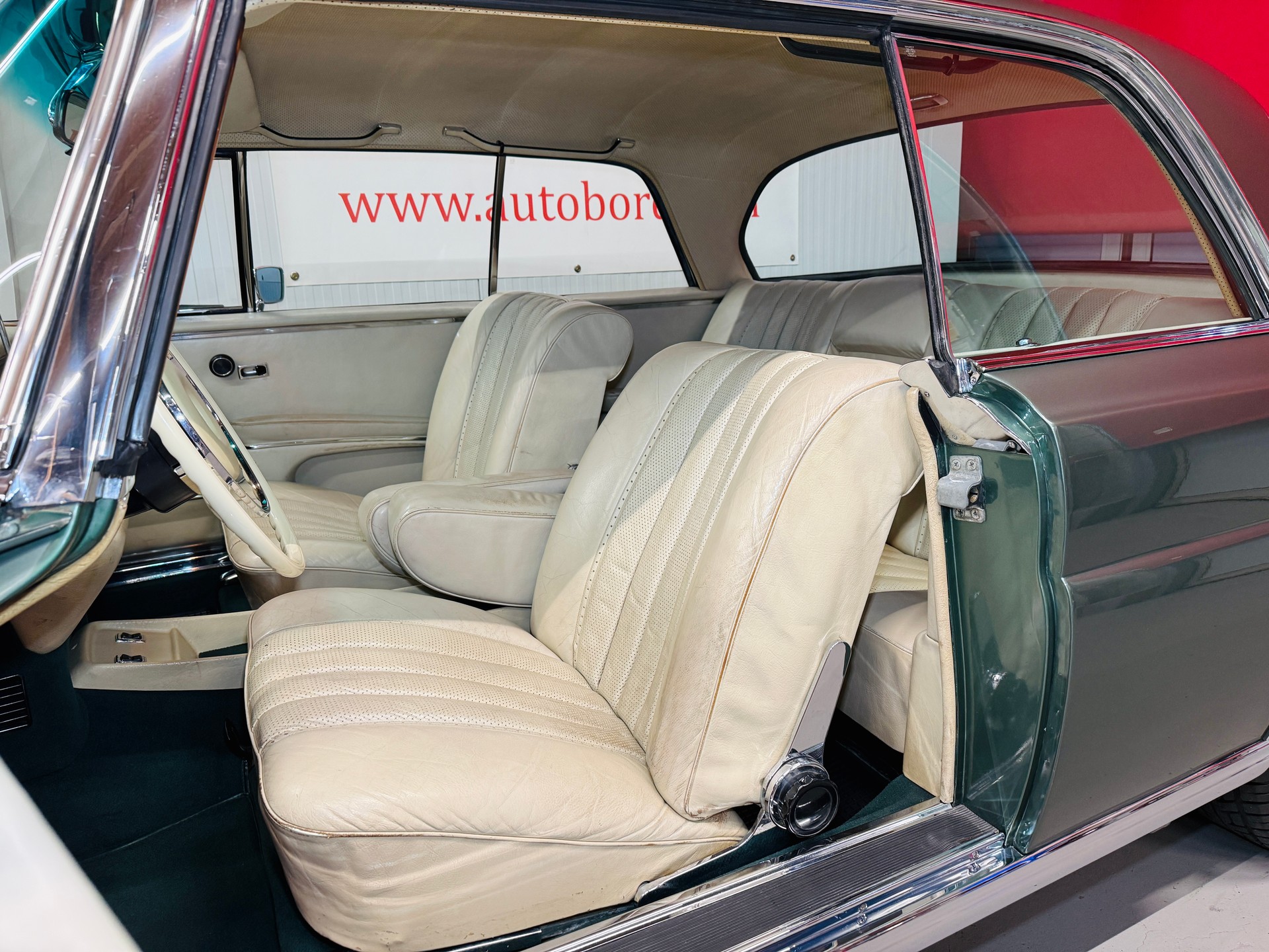 MERCEDES-BENZ 280 SE 3.5 V8 Coupé W111 „Moosgrün metallic“-image-4