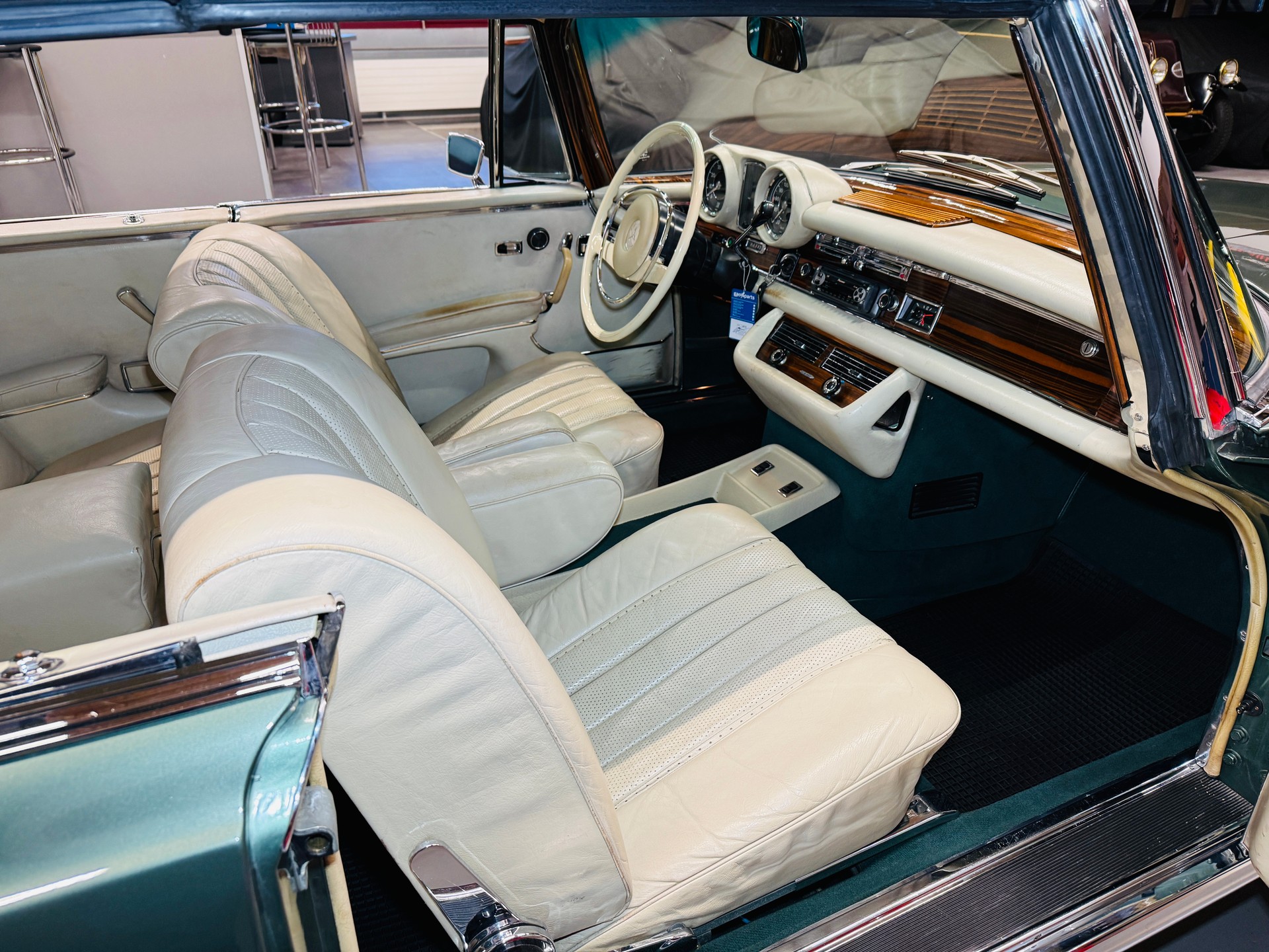MERCEDES-BENZ 280 SE 3.5 V8 Coupé W111 „Moosgrün metallic“-image-10