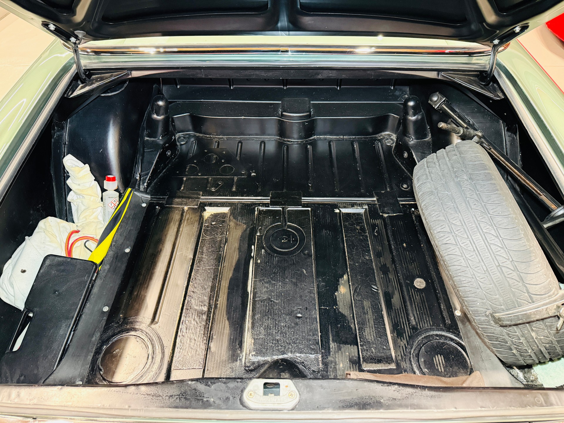 MERCEDES-BENZ 280 SE 3.5 V8 Coupé W111 „Moosgrün metallic“-image-9