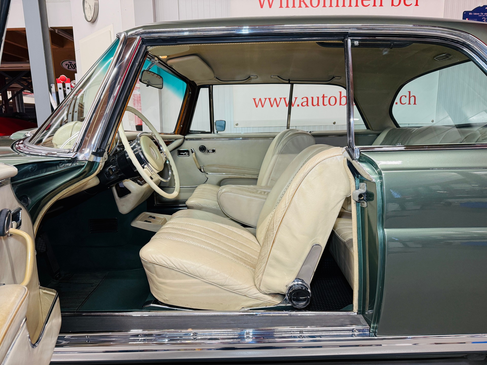 MERCEDES-BENZ 280 SE 3.5 V8 Coupé W111 „Moosgrün metallic“-image-3