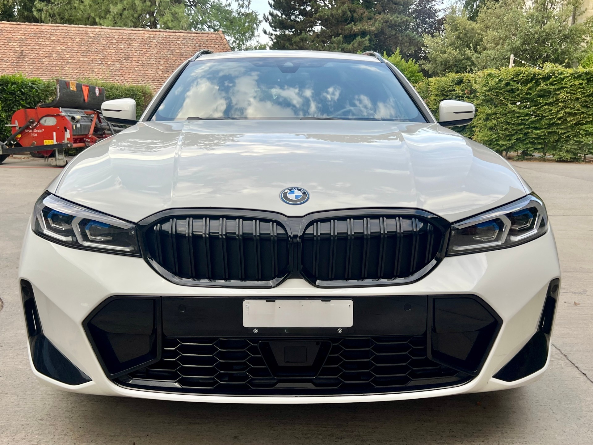 BMW 320e xDrive-image-1