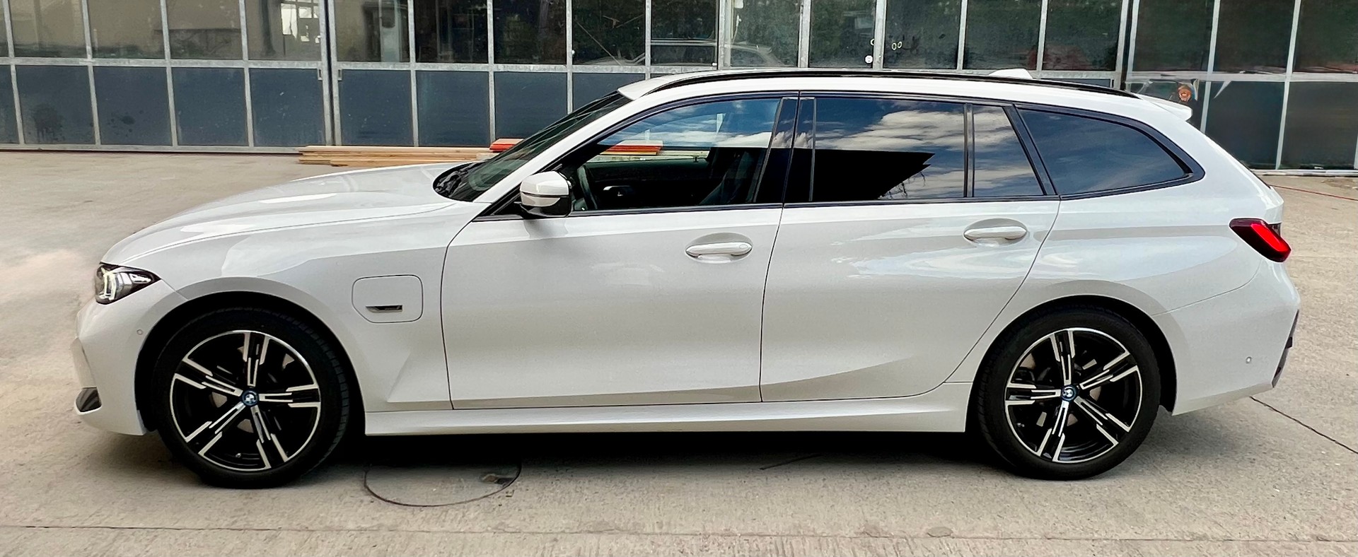 BMW 320e xDrive-image-5
