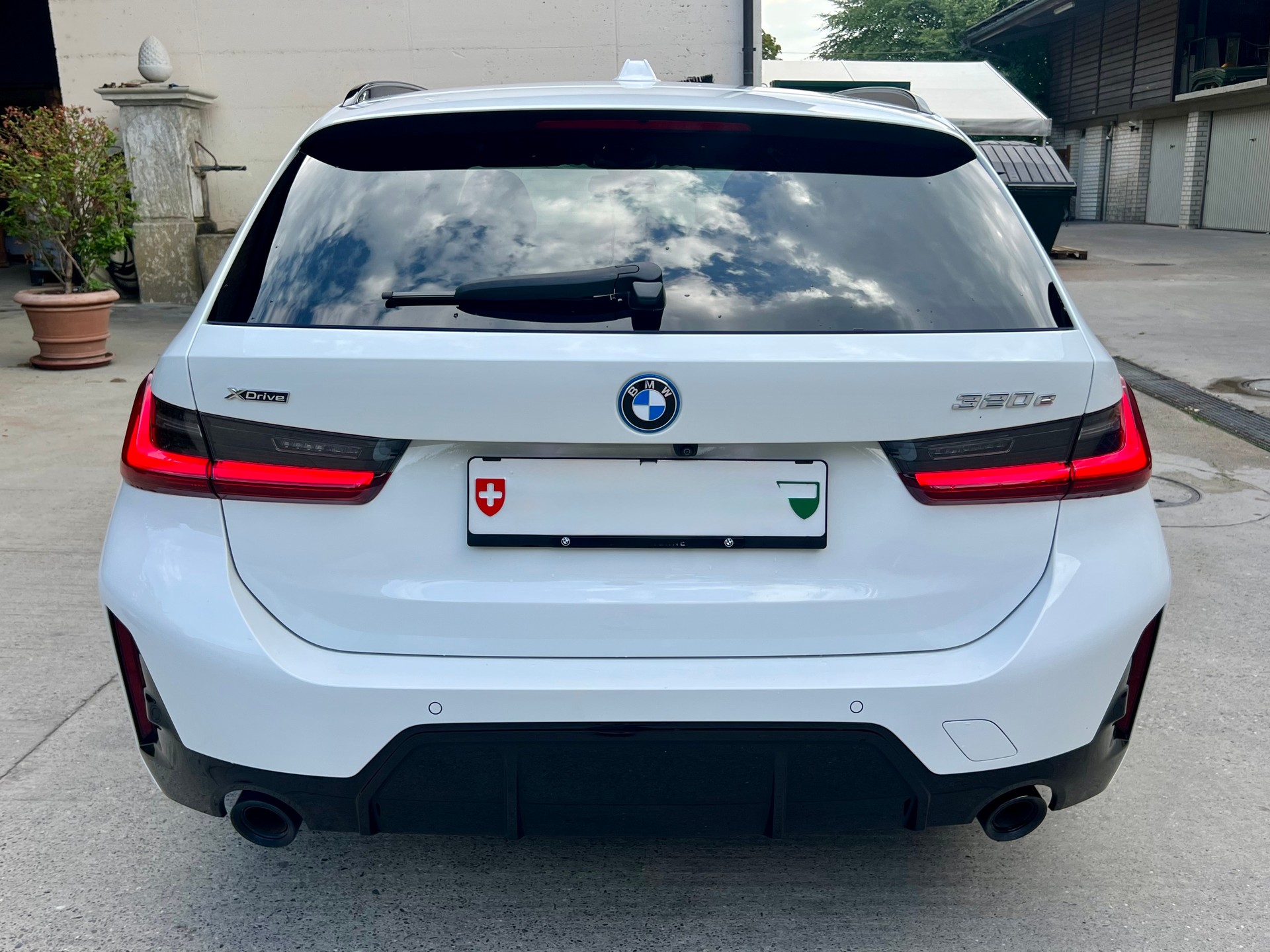 BMW 320e xDrive-image-2