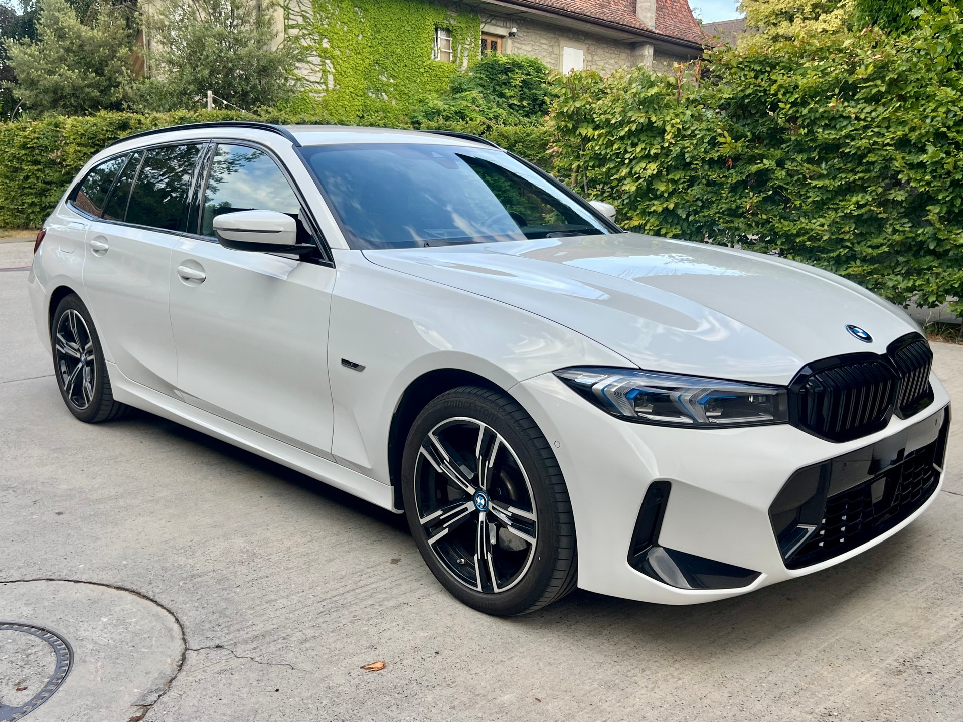 BMW 320e xDrive-image-0