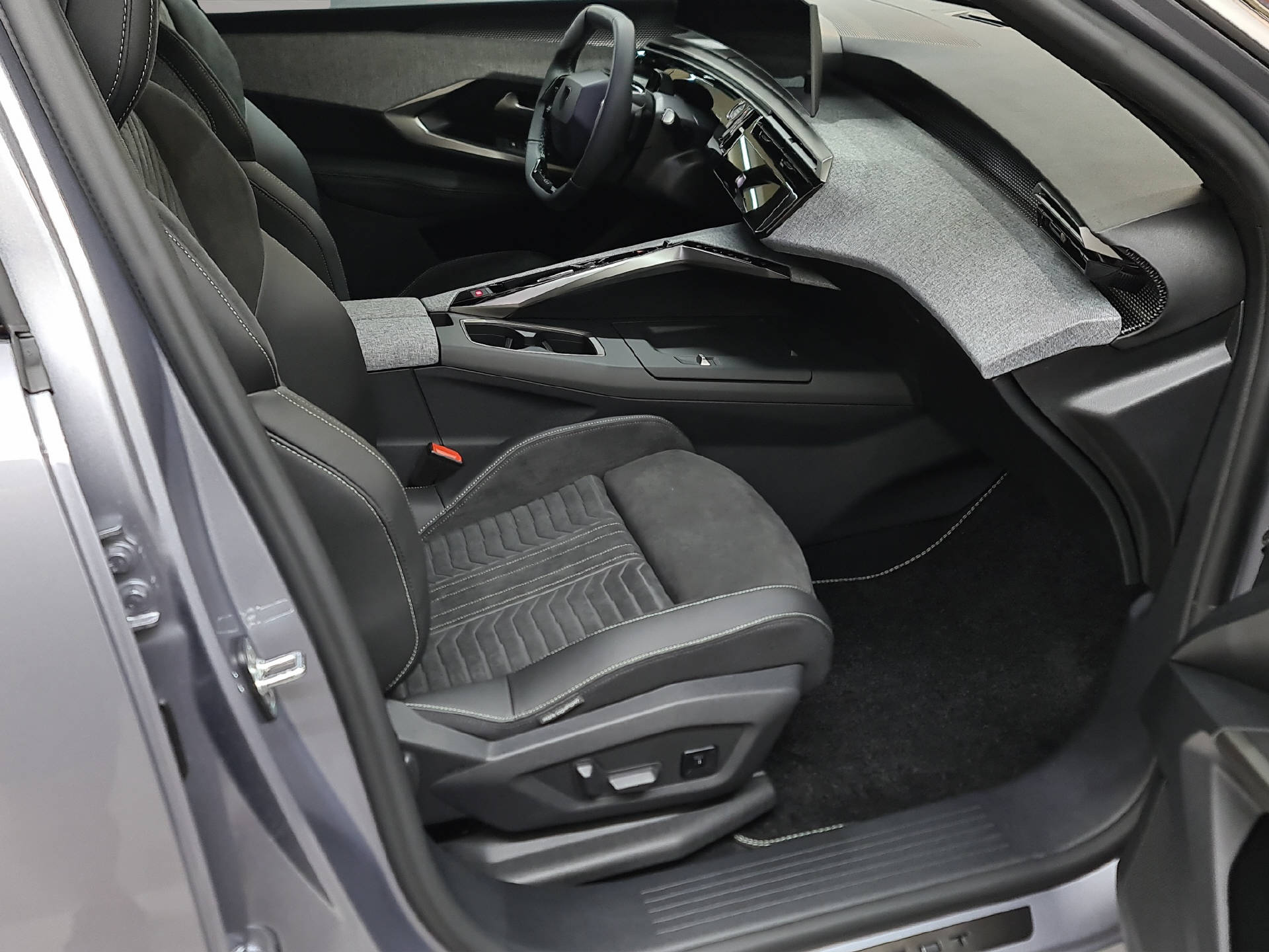 PEUGEOT 3008 1.2 Hybrid GT Exclusive-image-10