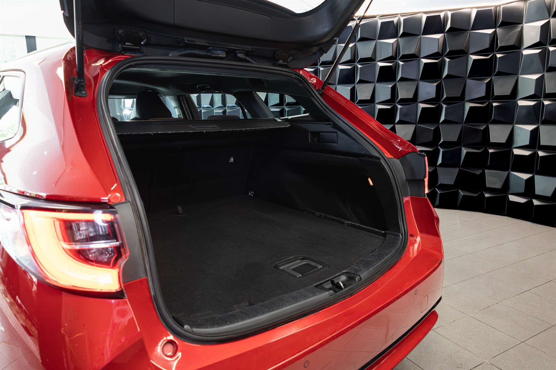 TOYOTA Corolla Touring Sports 1.8 HSD Comfort e-CVT-image-24
