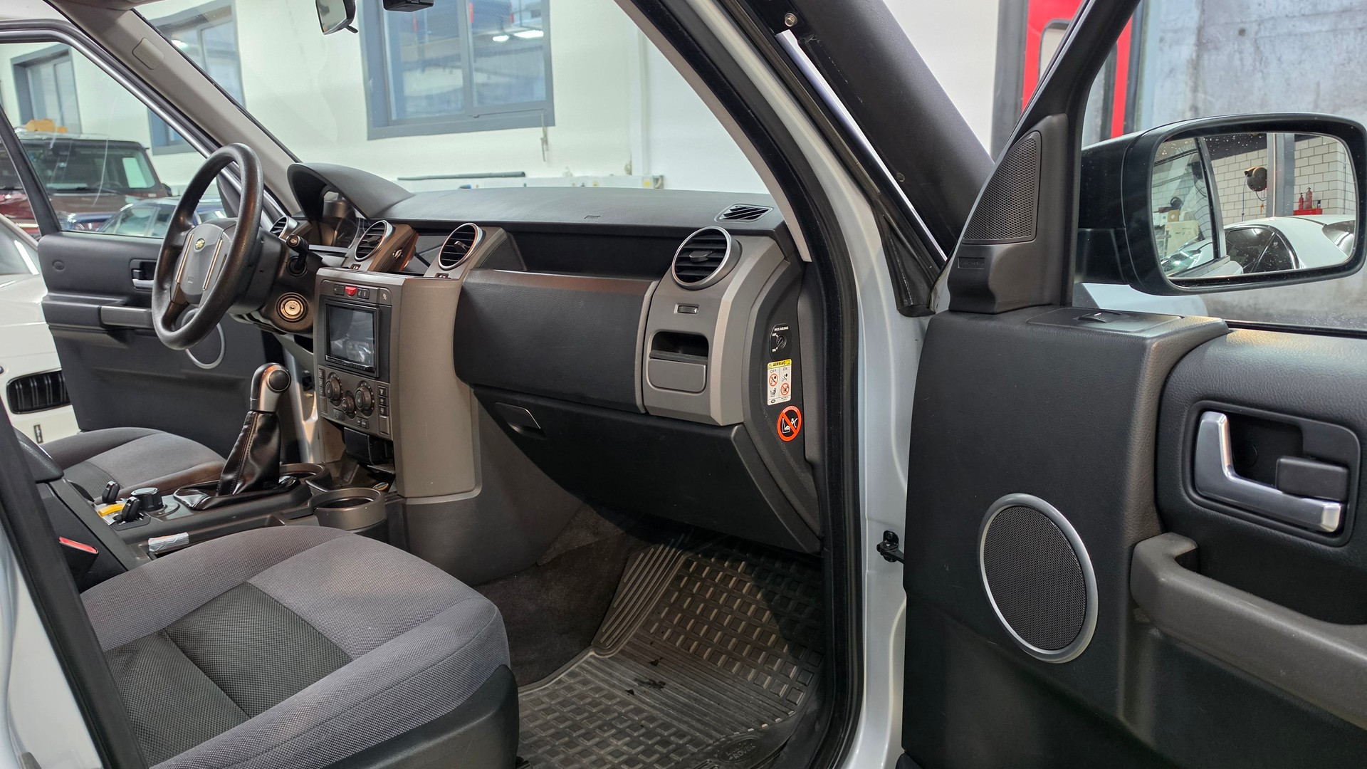 LAND ROVER Discovery 2.7d V6 S Handschalter-image-21