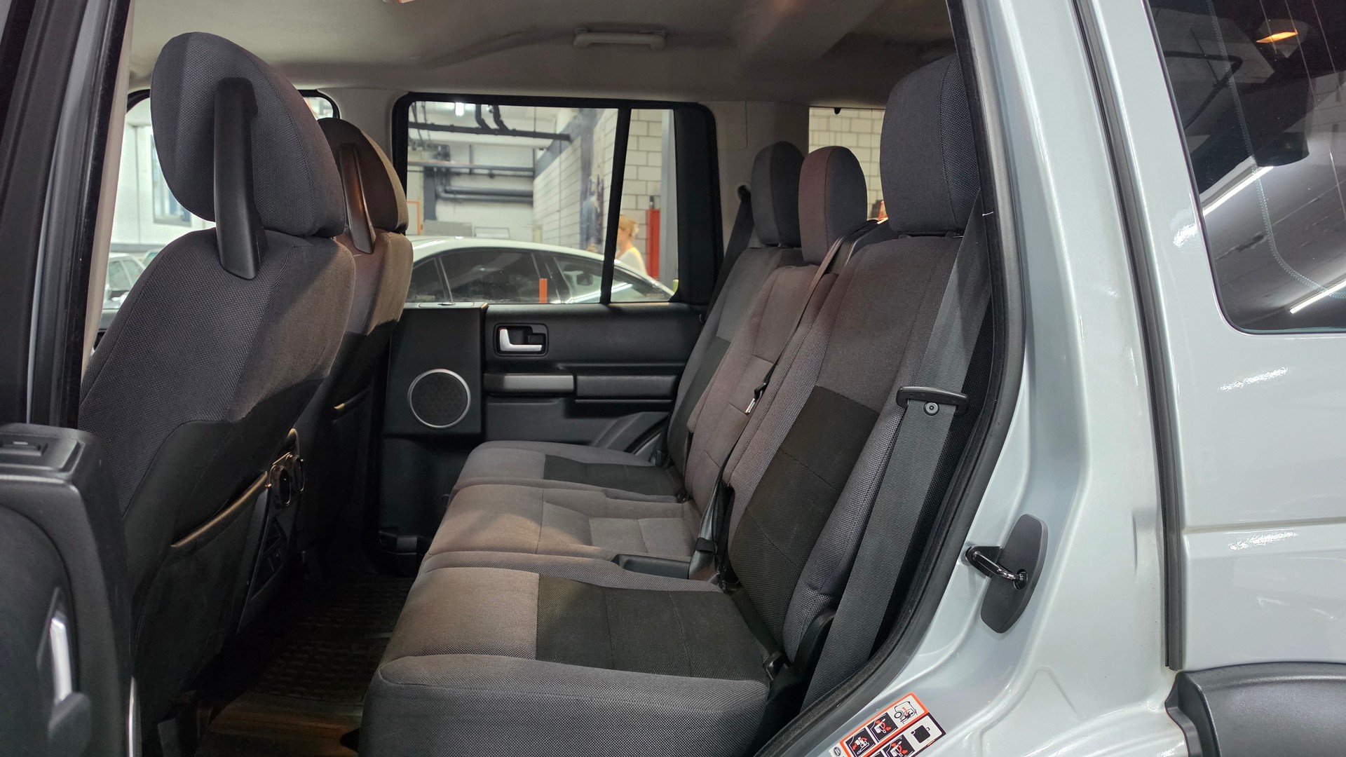 LAND ROVER Discovery 2.7d V6 S Handschalter-image-19