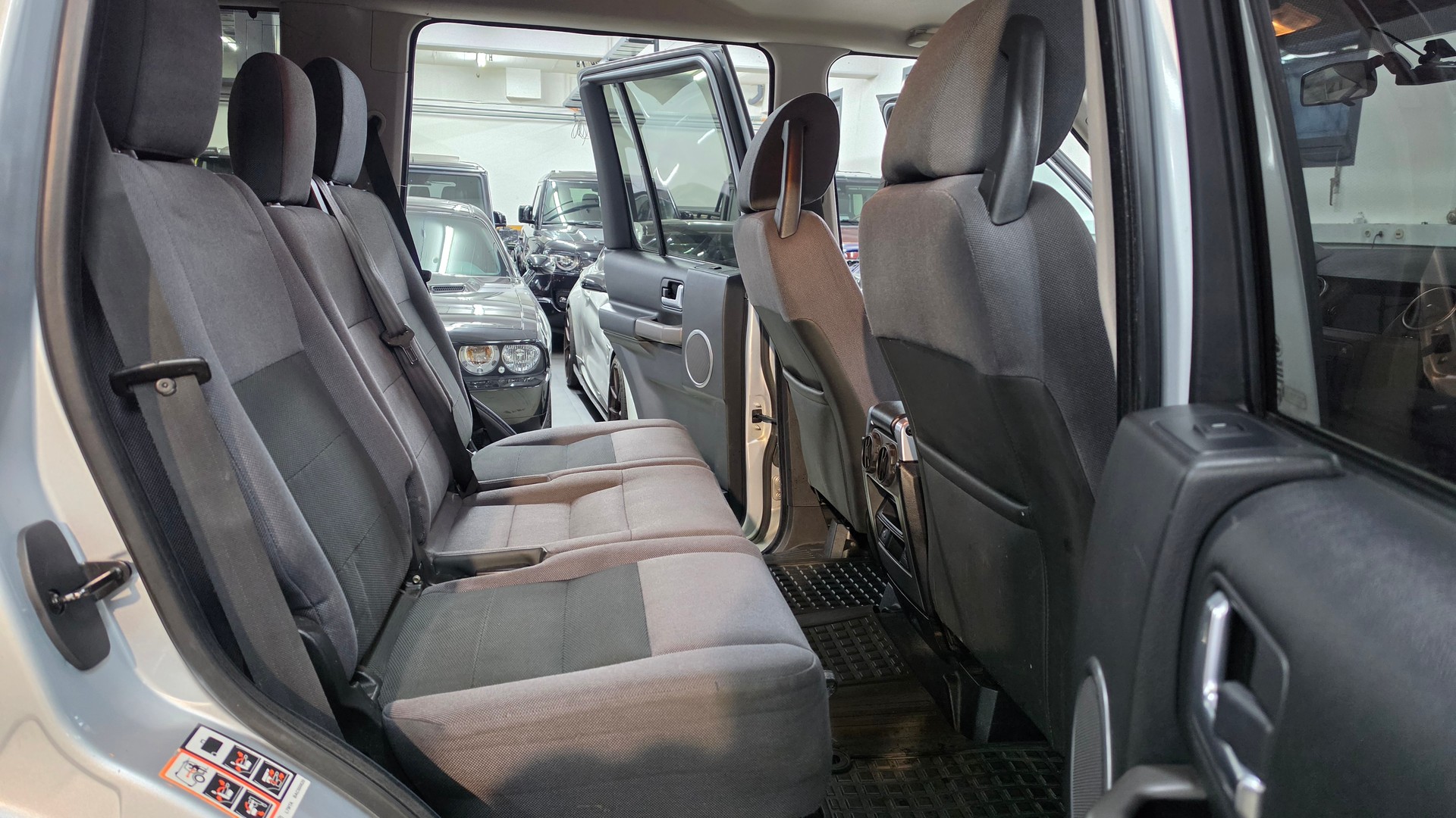 LAND ROVER Discovery 2.7d V6 S Handschalter-image-22
