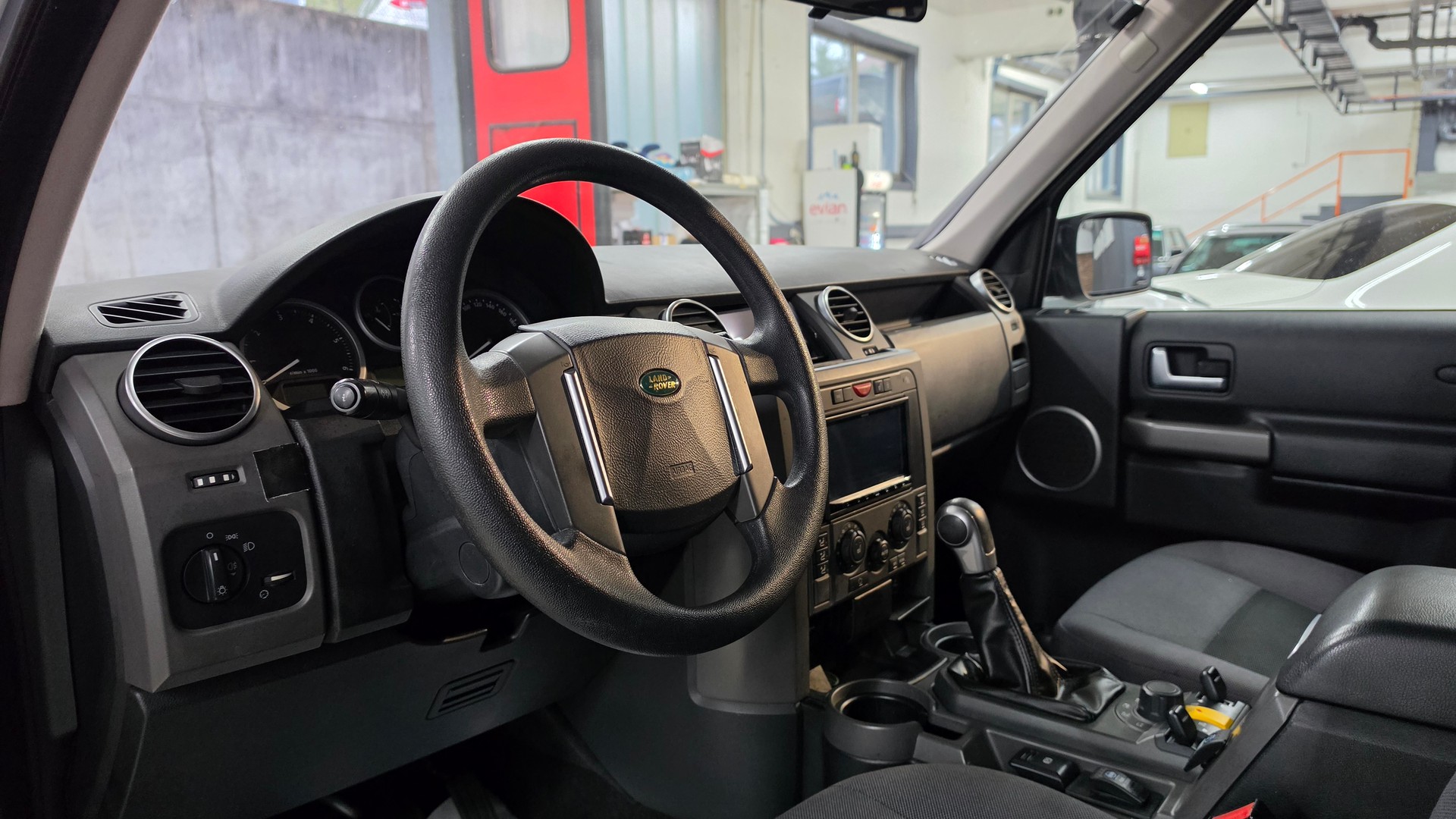 LAND ROVER Discovery 2.7d V6 S Handschalter-image-17