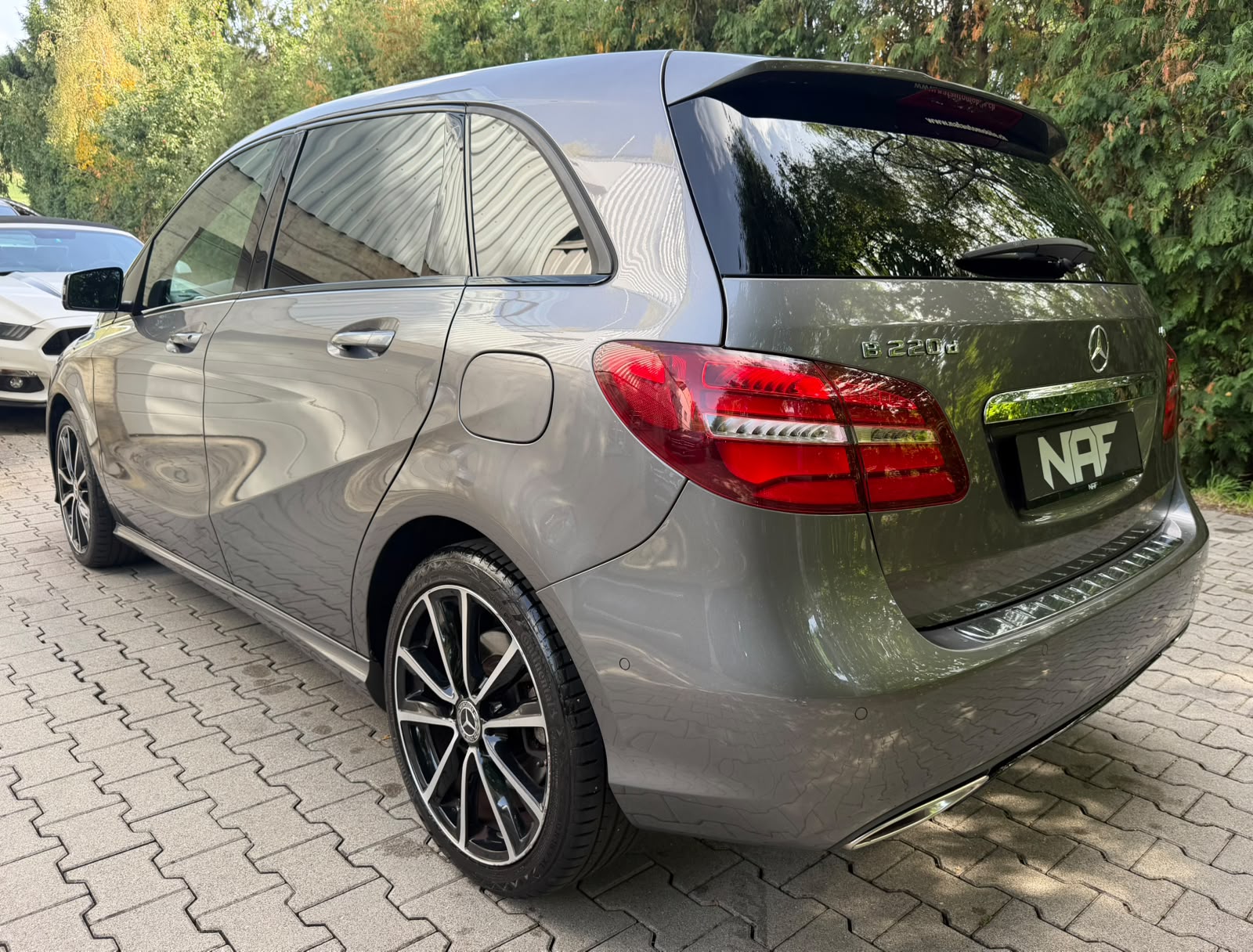 MERCEDES-BENZ B 220 CDI Swiss Star Edition Urban 4Matic 7G-DCT-image-2