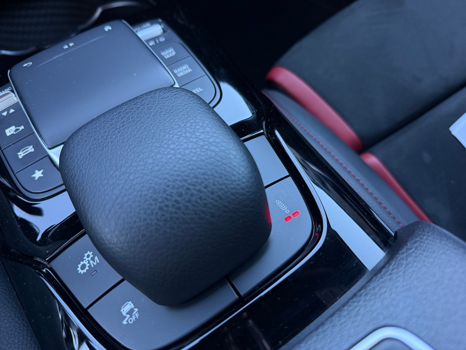 MERCEDES-BENZ A 35 AMG 4Matic Speedshift-image-28