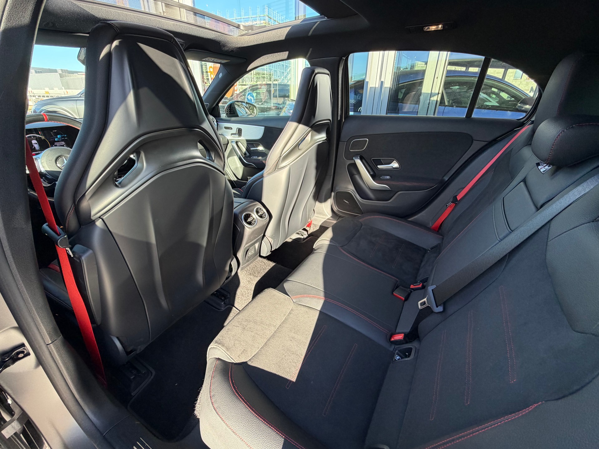 MERCEDES-BENZ A 35 AMG 4Matic Speedshift-image-11
