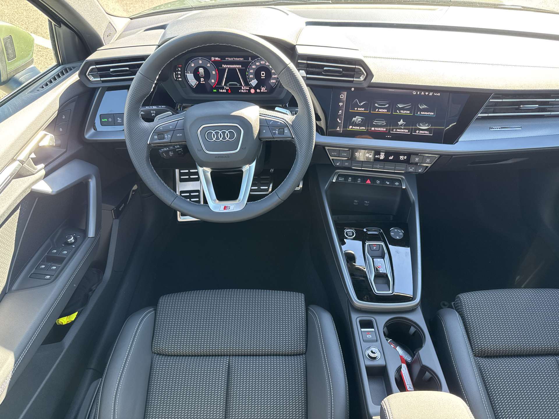 AUDI A3 Sportback 35 TDi S-Line S-Tronic Automat-image-4