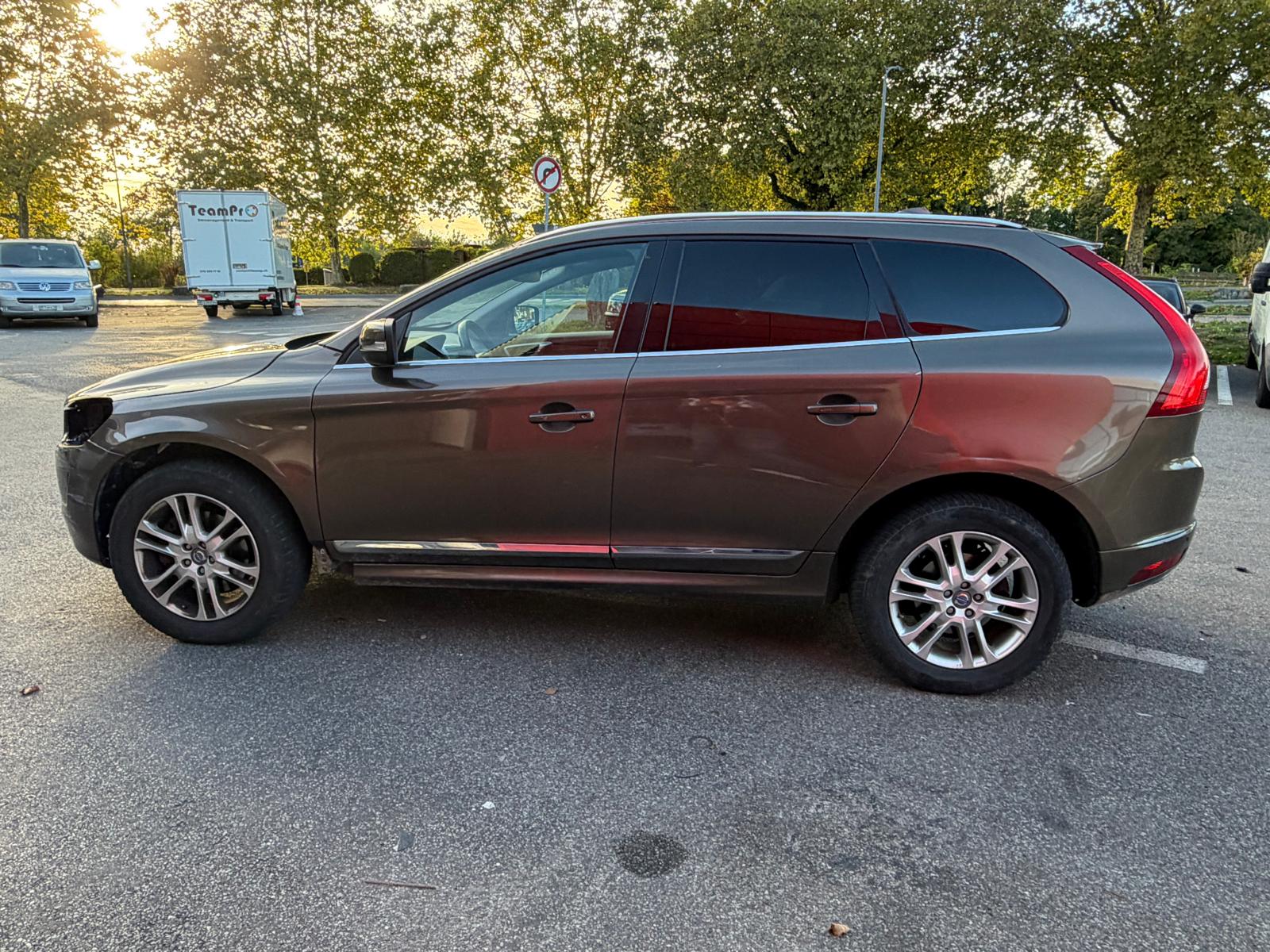 VOLVO XC60 D5 AWD Momentum R-Design Geartronic-image-4