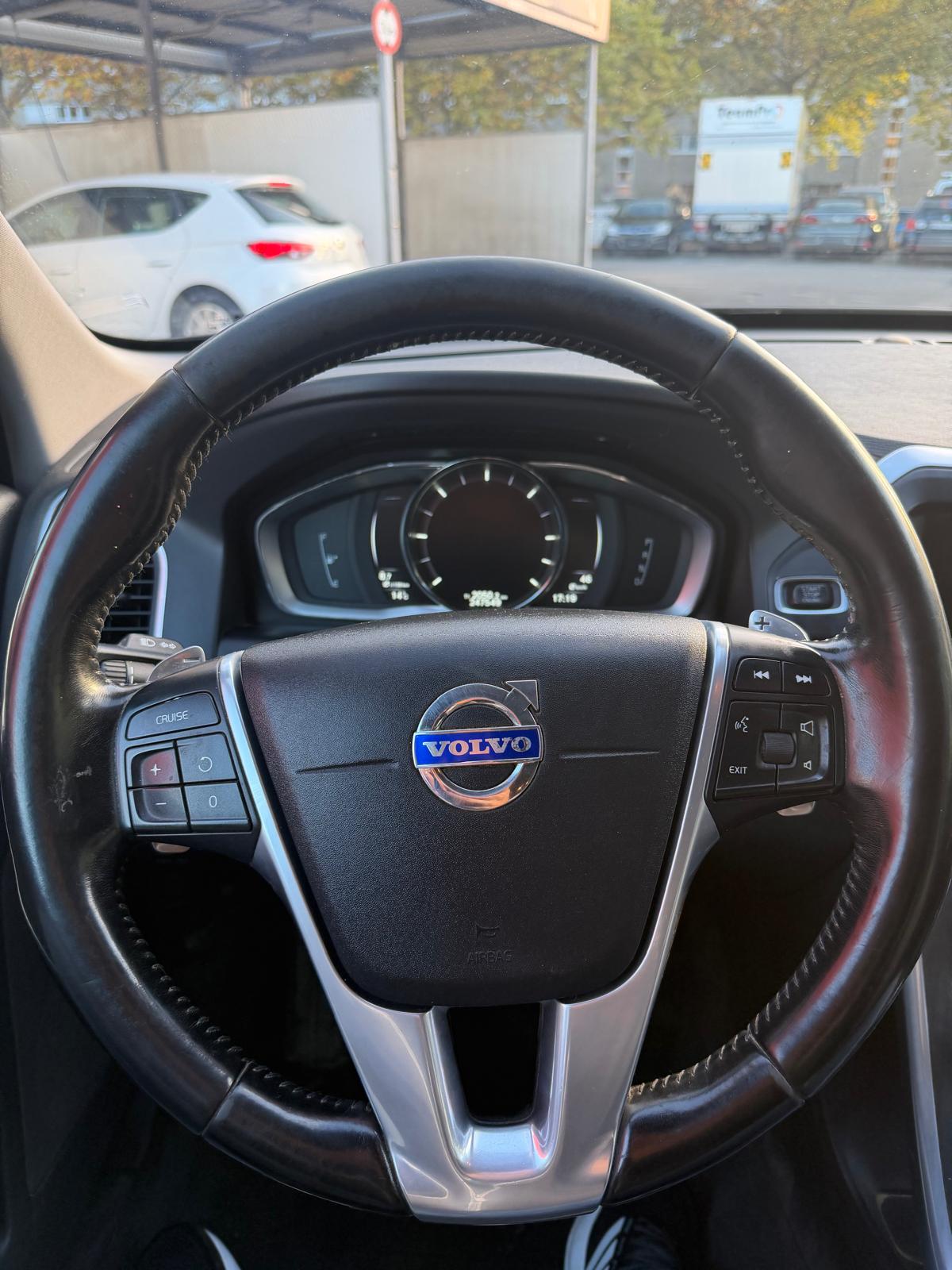 VOLVO XC60 D5 AWD Momentum R-Design Geartronic-image-12