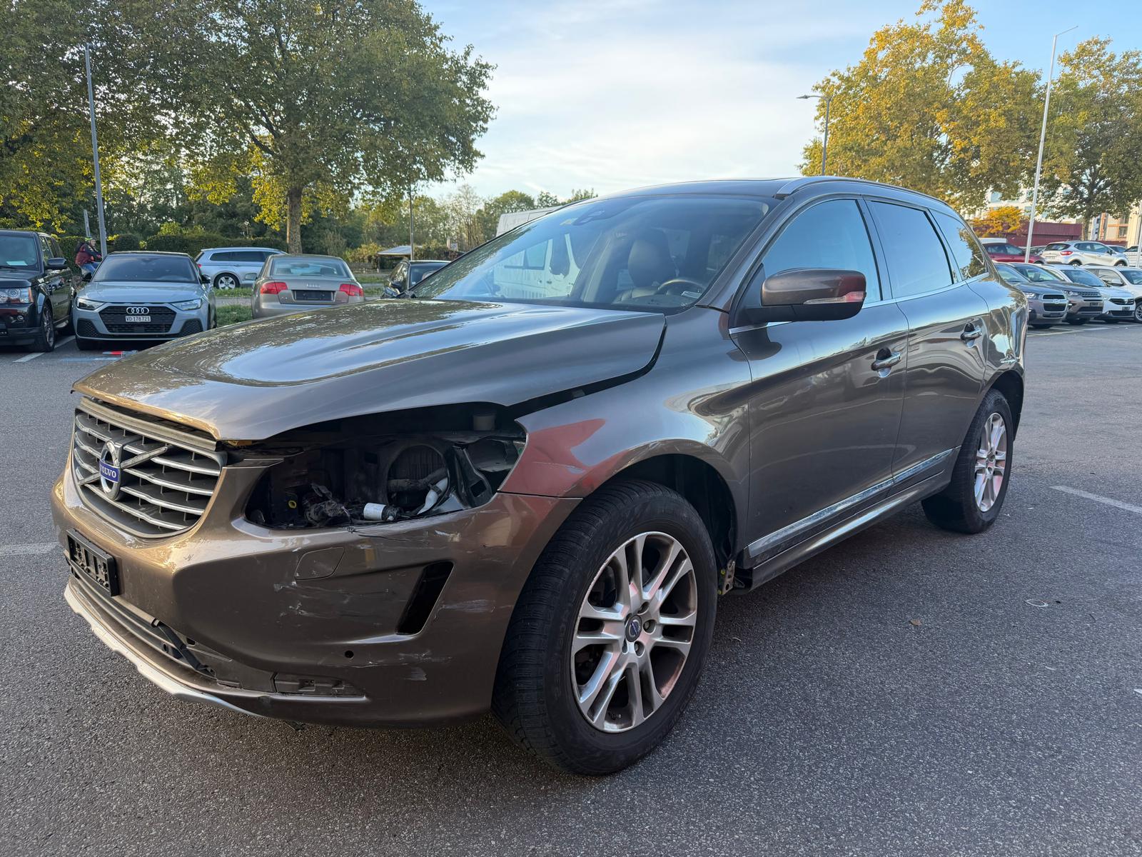 VOLVO XC60 D5 AWD Momentum R-Design Geartronic-image-1
