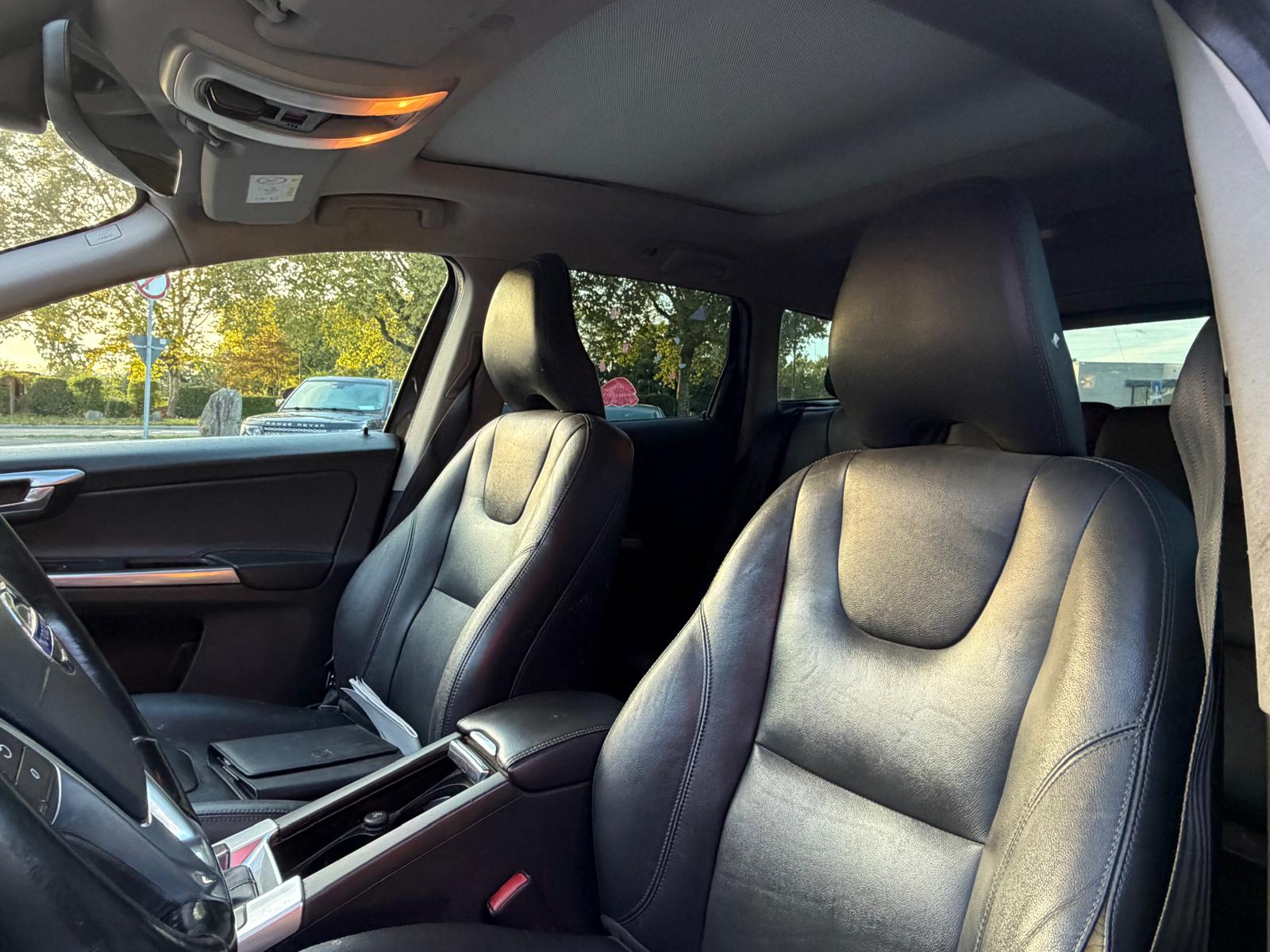 VOLVO XC60 D5 AWD Momentum R-Design Geartronic-image-14