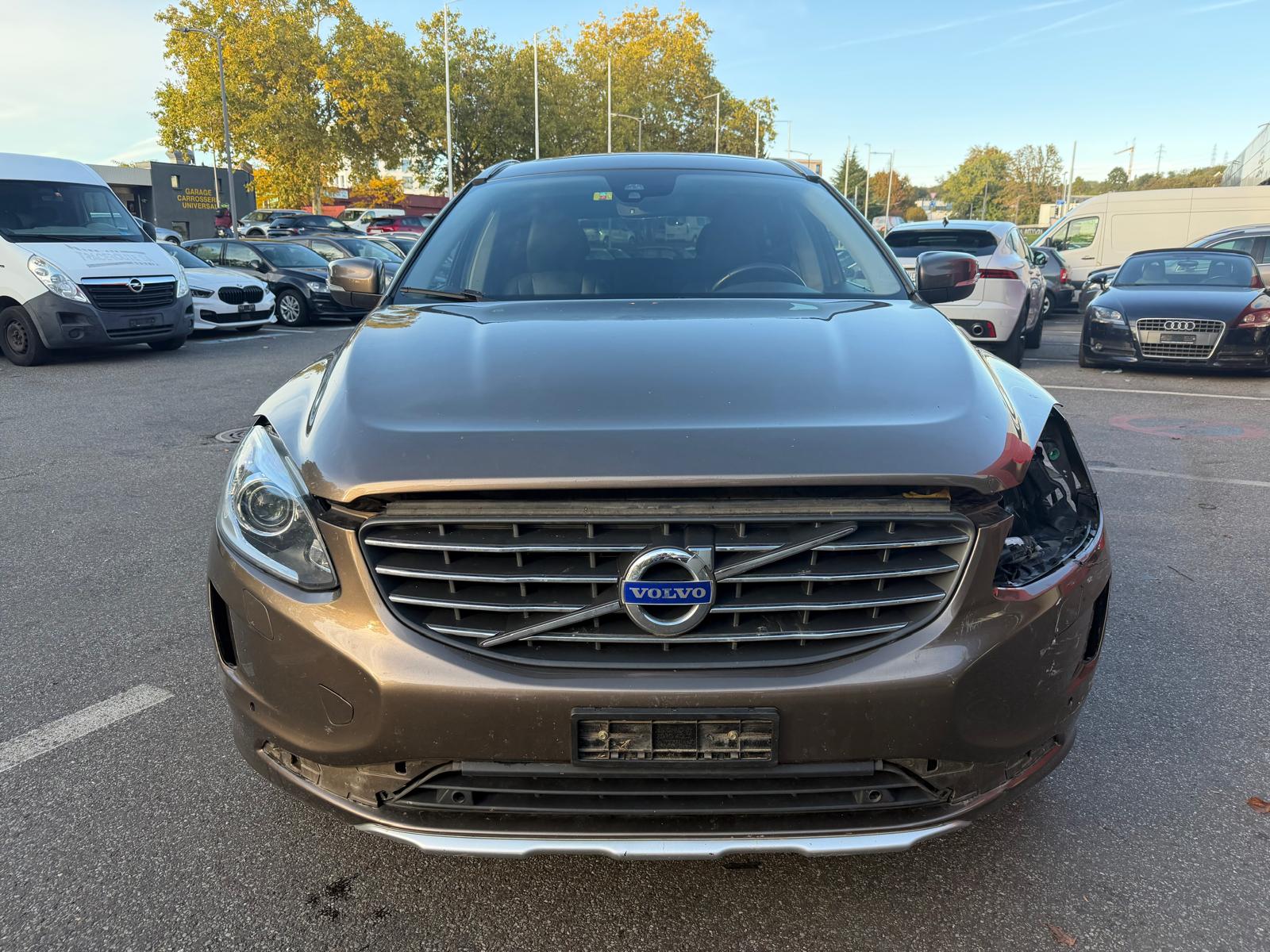 VOLVO XC60 D5 AWD Momentum R-Design Geartronic-image-2
