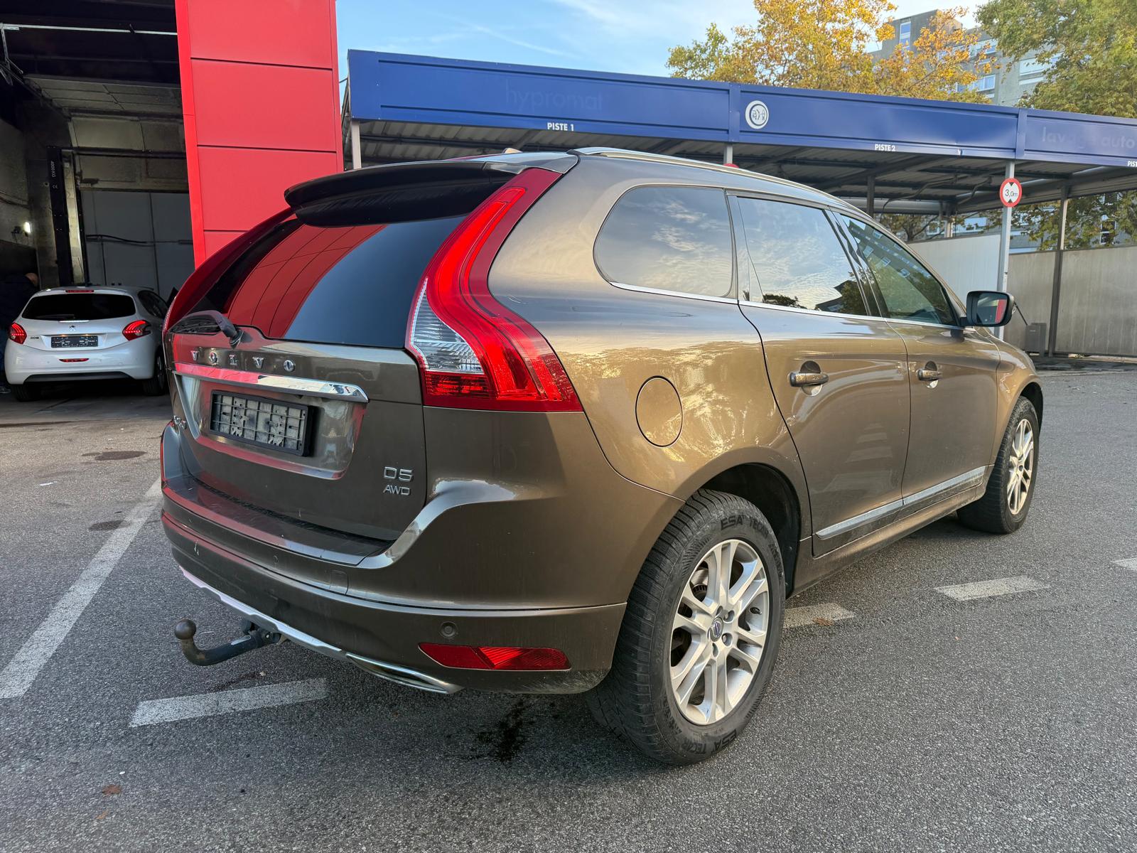 VOLVO XC60 D5 AWD Momentum R-Design Geartronic-image-6