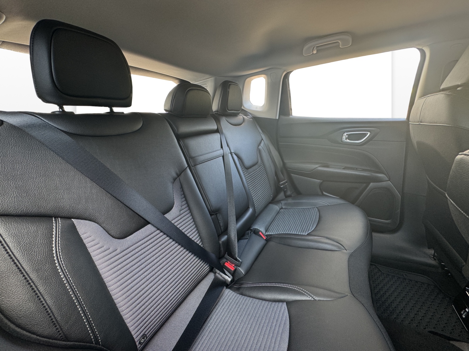 JEEP Compass 1.3 Swiss Altitude 4xe Pack Plus-image-12