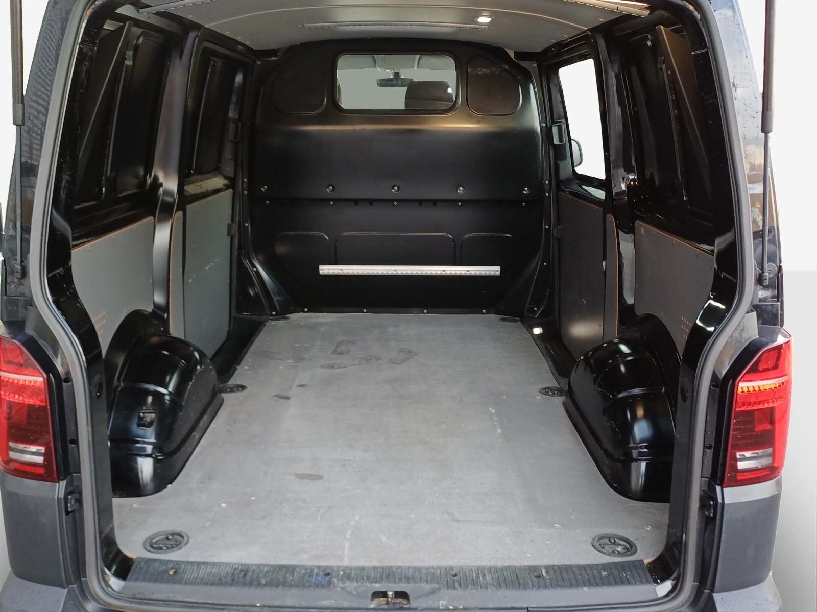 VW T6.1 2.0 TDI 4Motion DSG-image-12