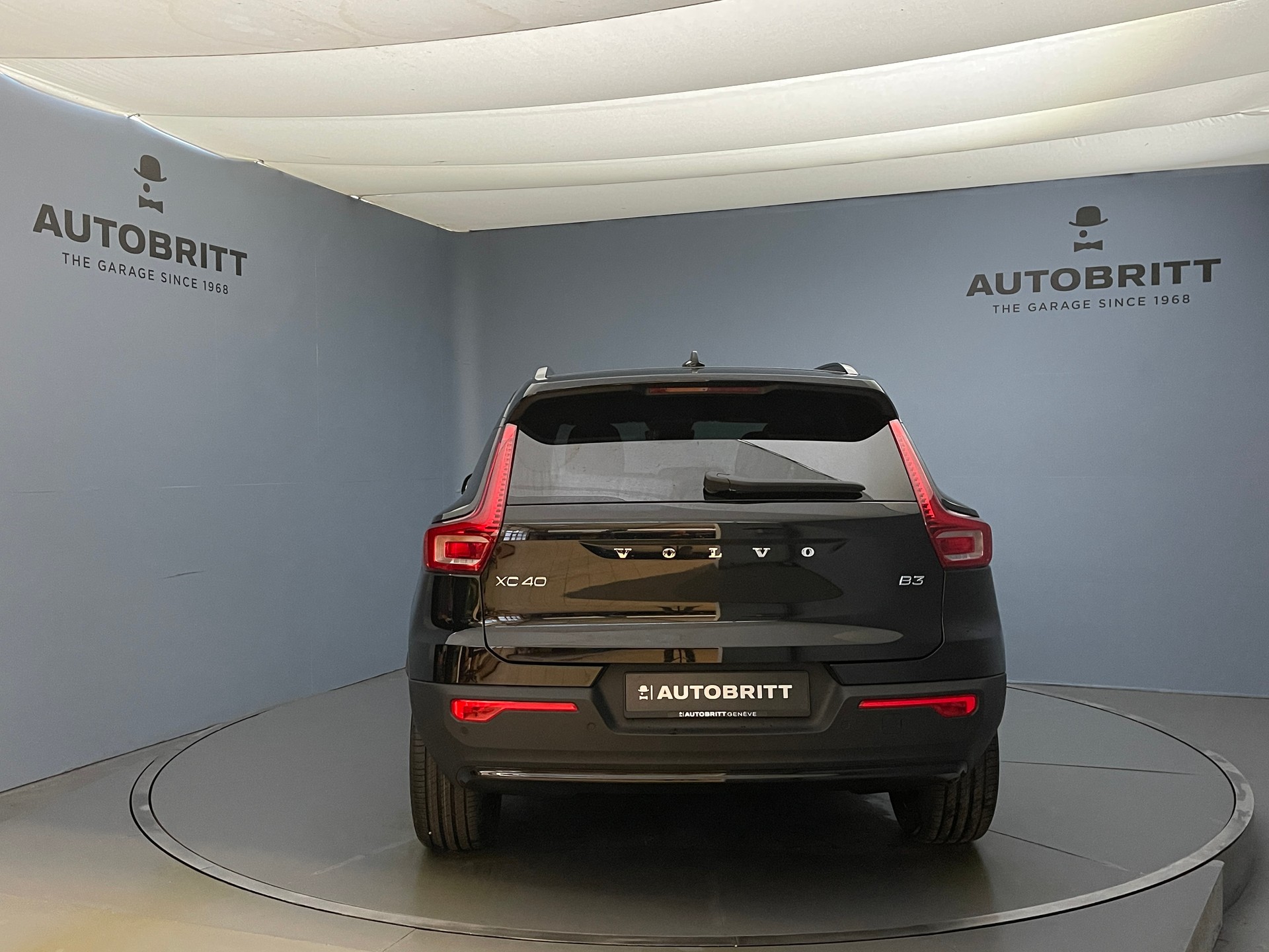 VOLVO XC40 2.0 B3 MH Plus Dark-image-1