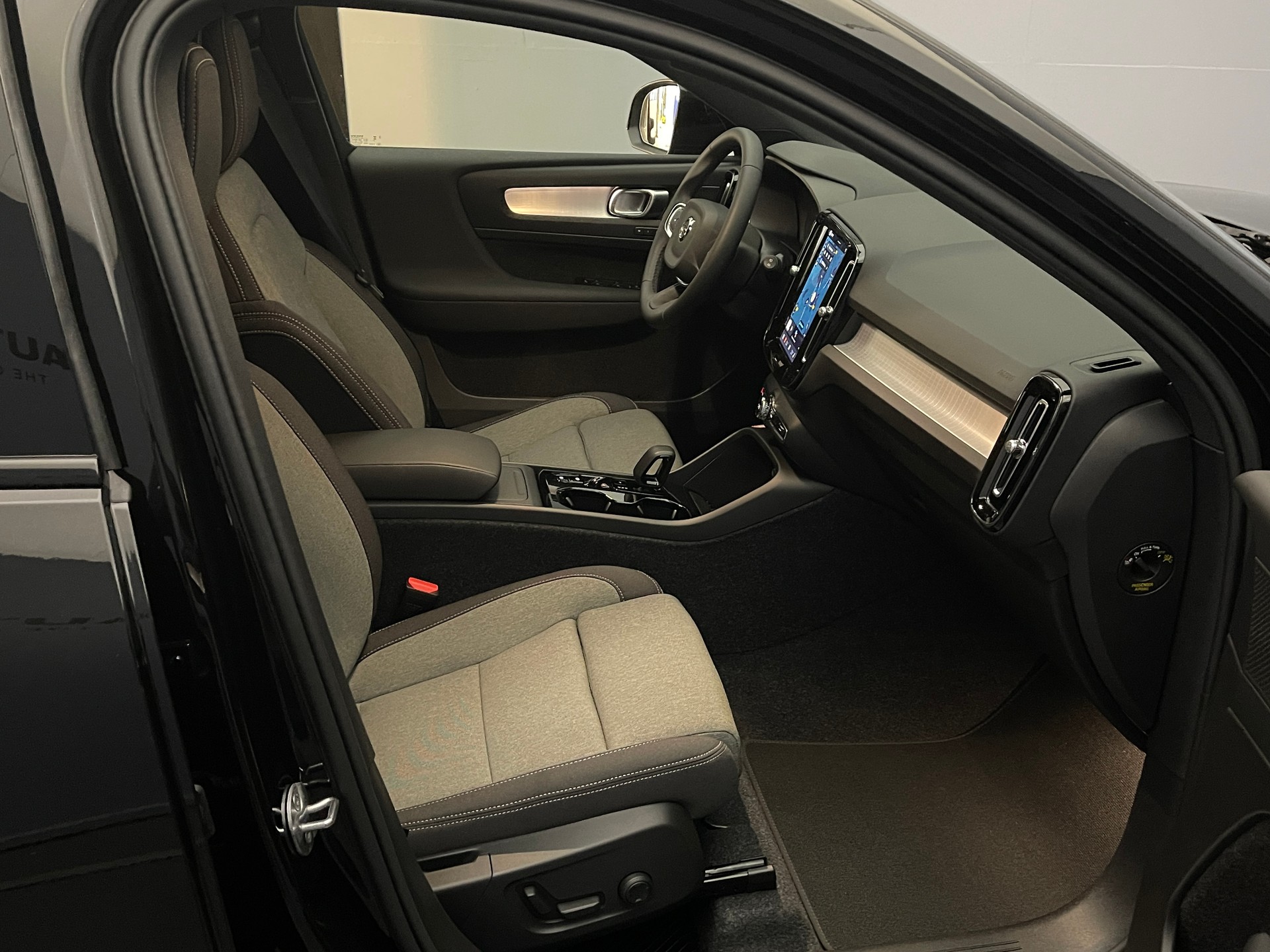 VOLVO XC40 2.0 B3 MH Plus Dark-image-12