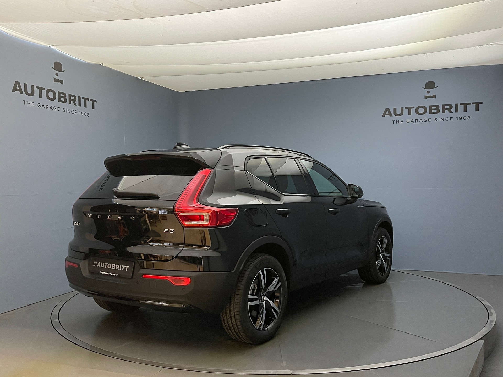 VOLVO XC40 2.0 B3 MH Plus Dark-image-4
