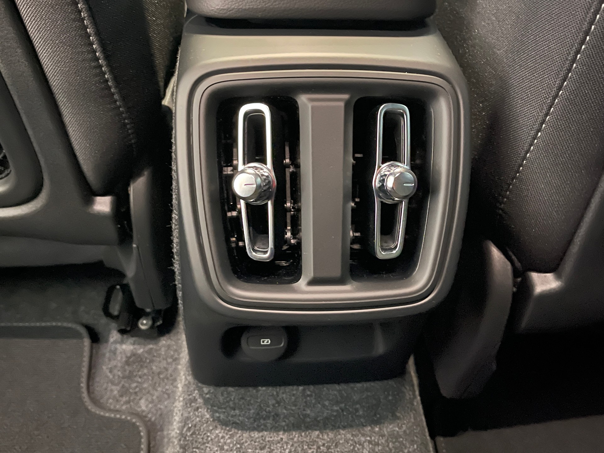 VOLVO XC40 2.0 B3 MH Plus Dark-image-9