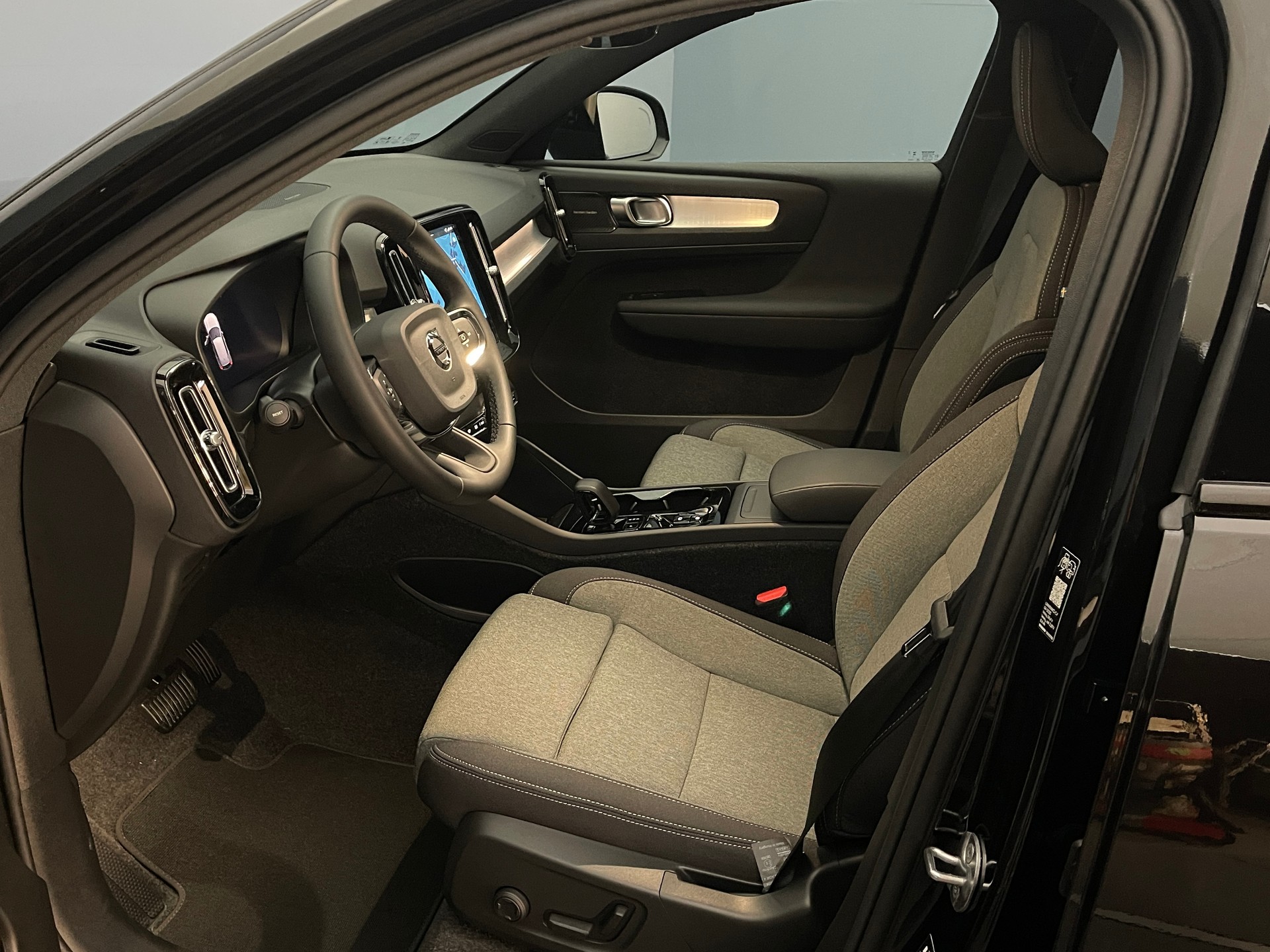 VOLVO XC40 2.0 B3 MH Plus Dark-image-10