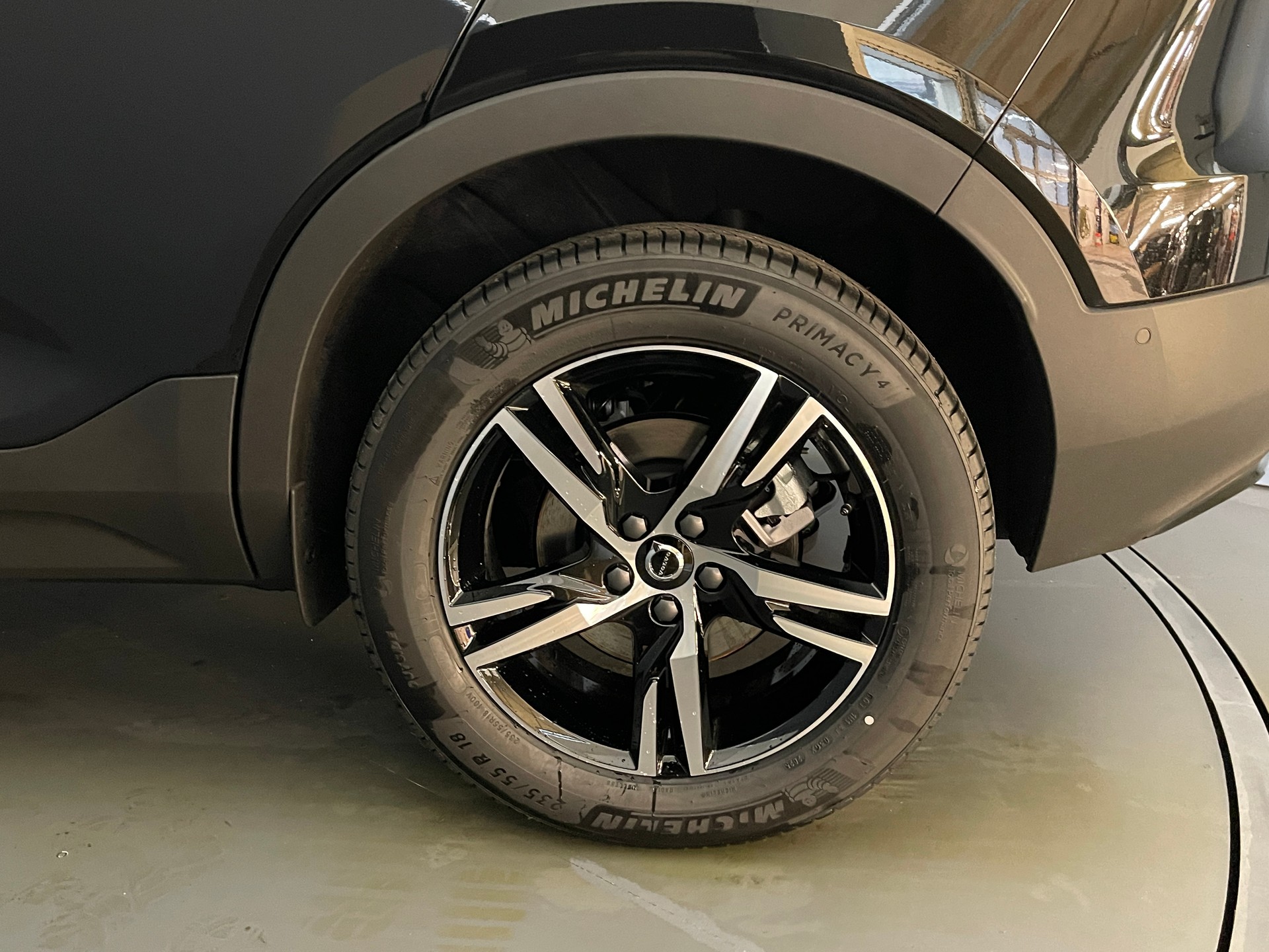 VOLVO XC40 2.0 B3 MH Plus Dark-image-5