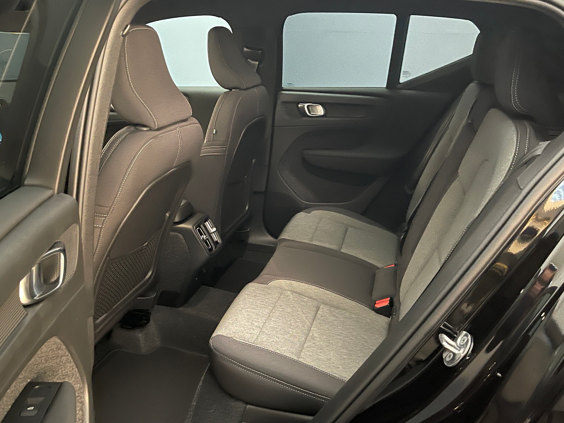 VOLVO XC40 2.0 B3 MH Plus Dark-image-7