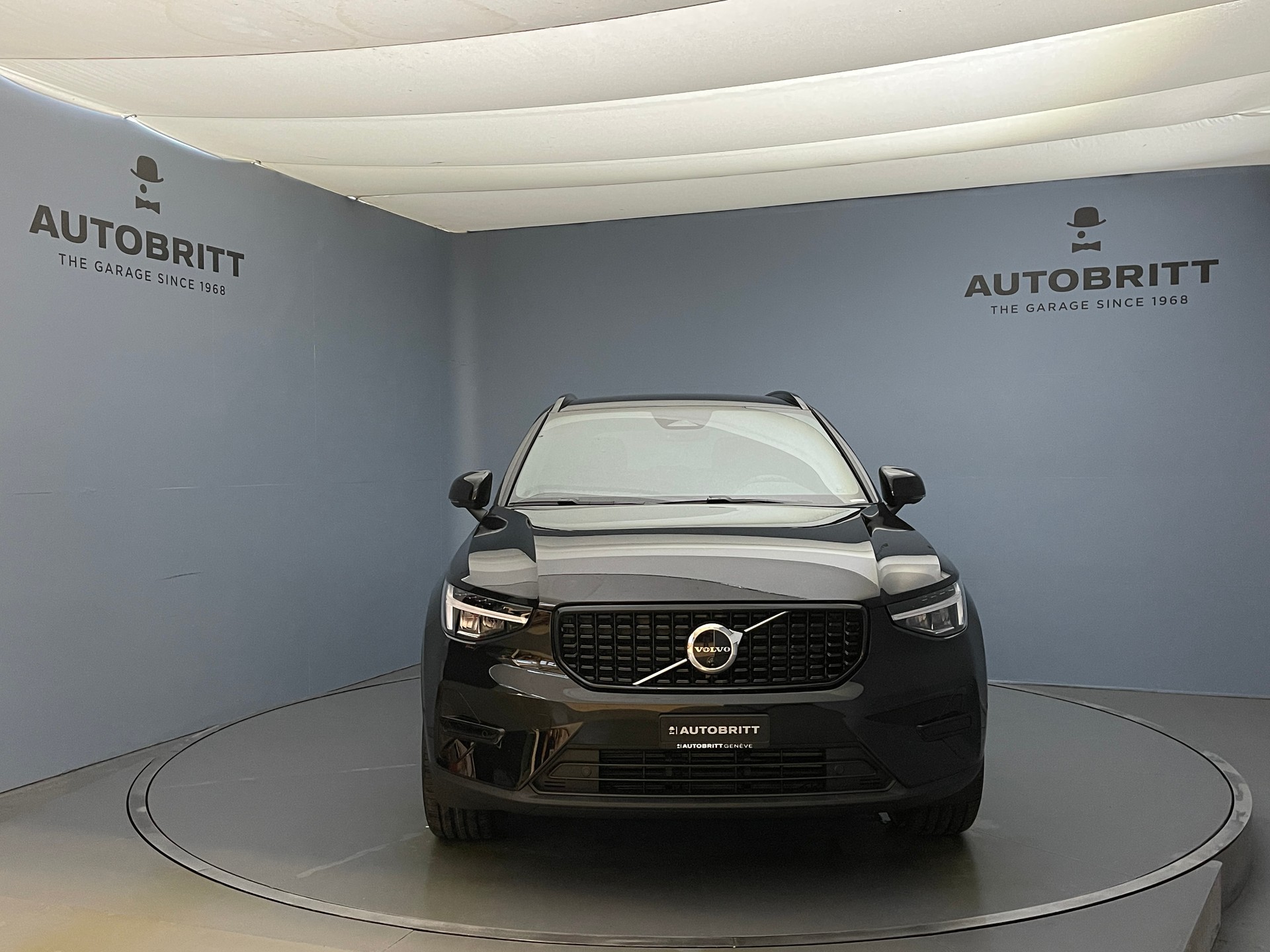VOLVO XC40 2.0 B3 MH Plus Dark-image-3