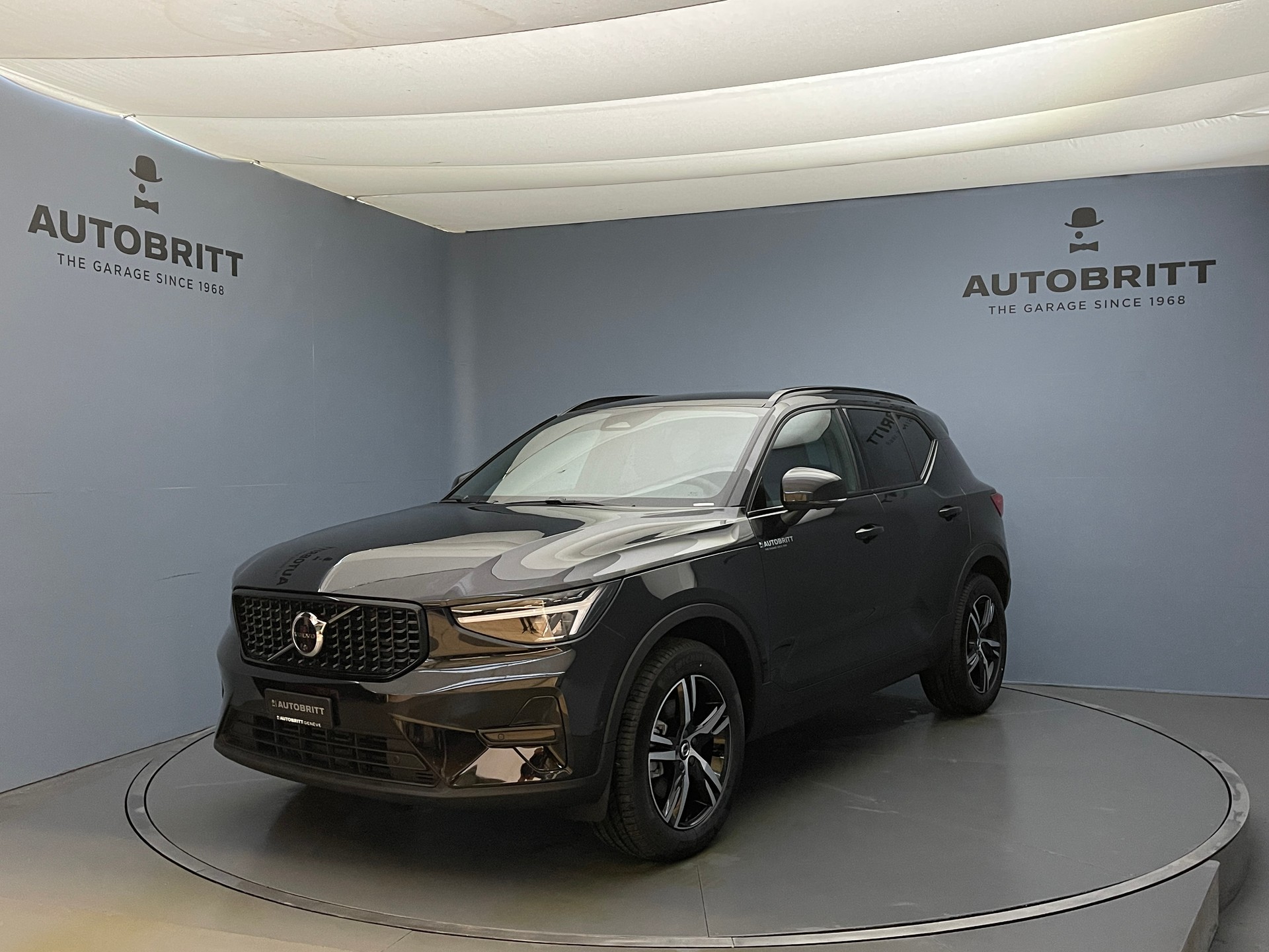 VOLVO XC40 2.0 B3 MH Plus Dark-image-0