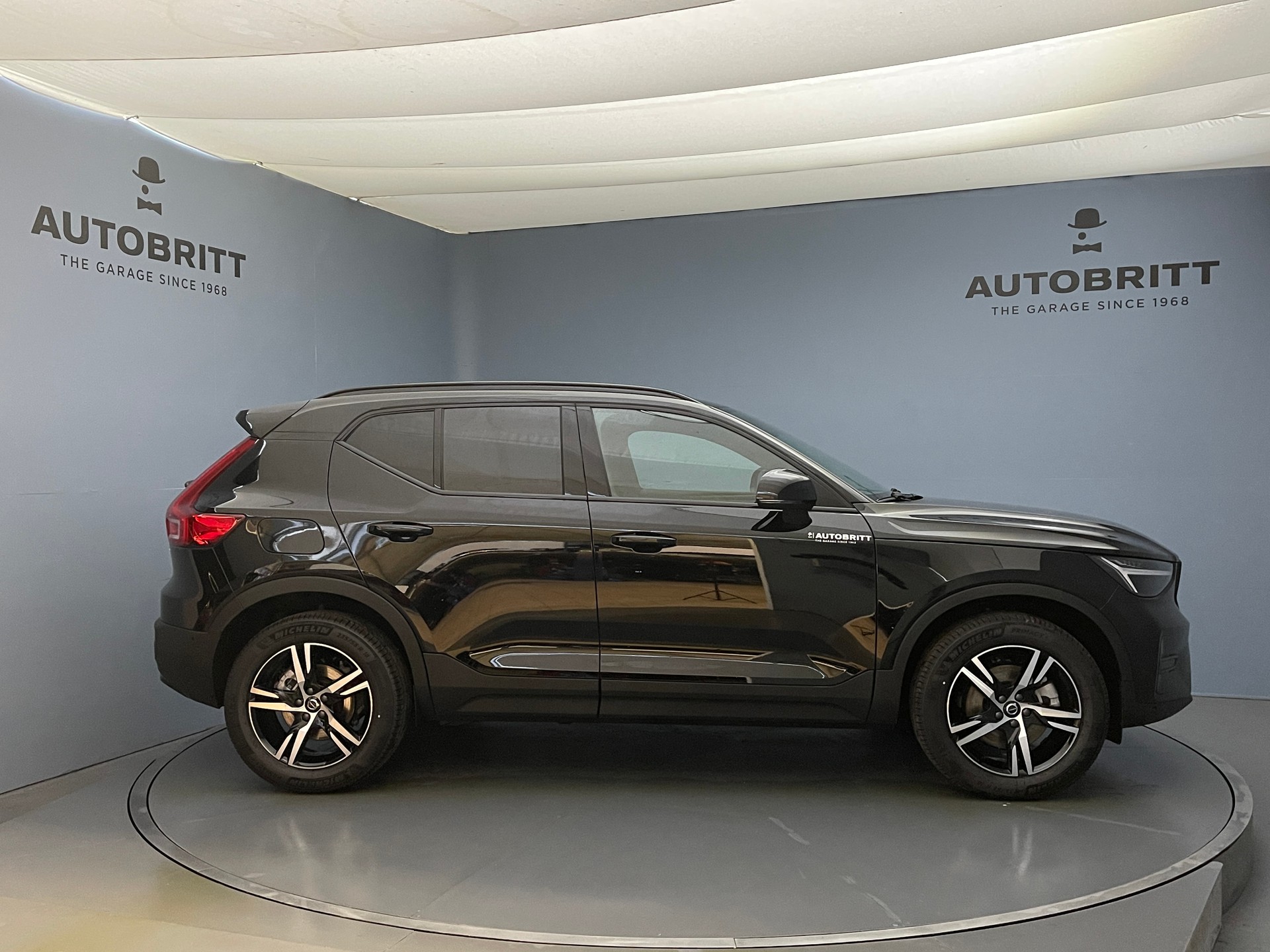 VOLVO XC40 2.0 B3 MH Plus Dark-image-2