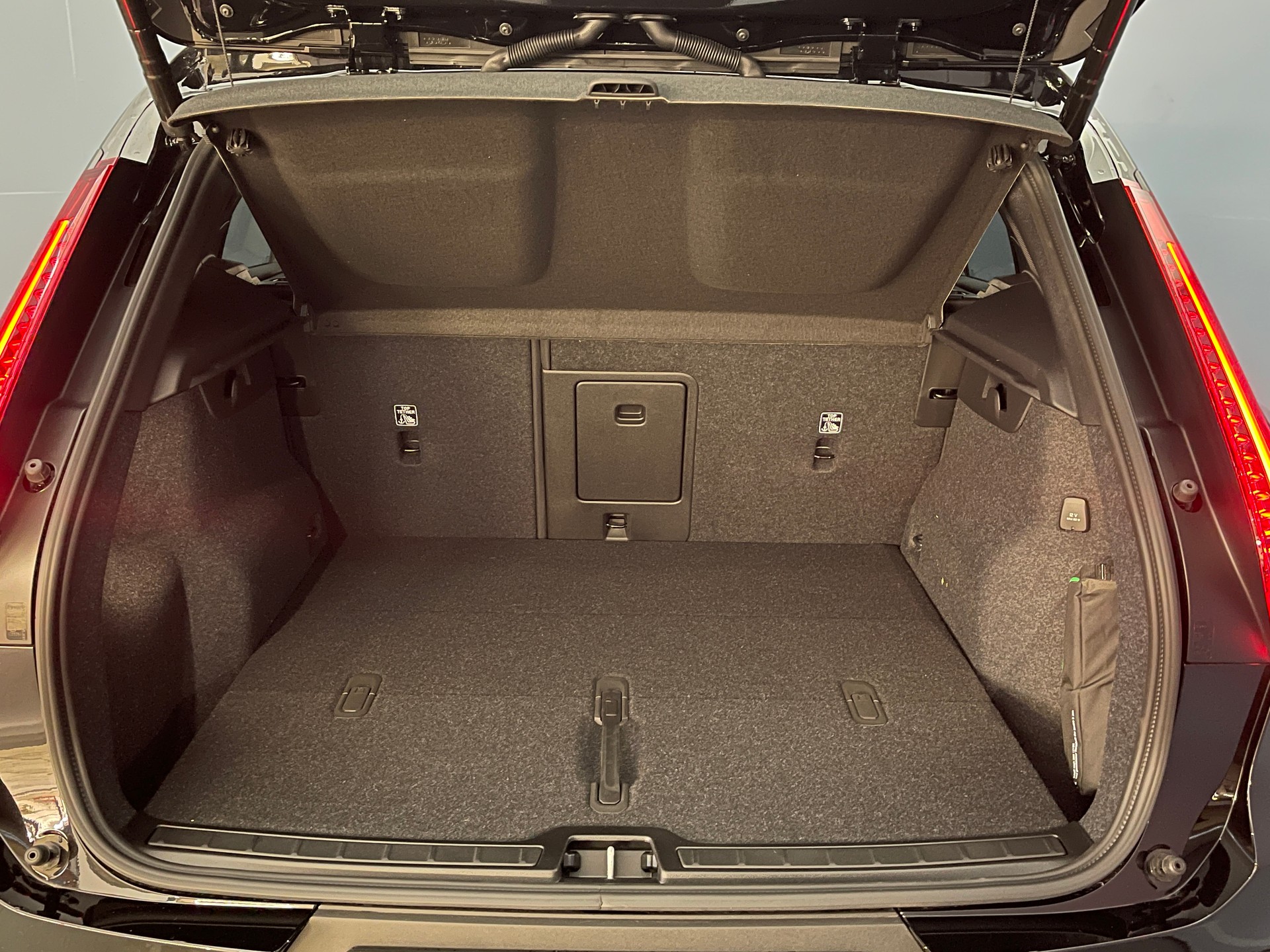 VOLVO XC40 2.0 B3 MH Plus Dark-image-13