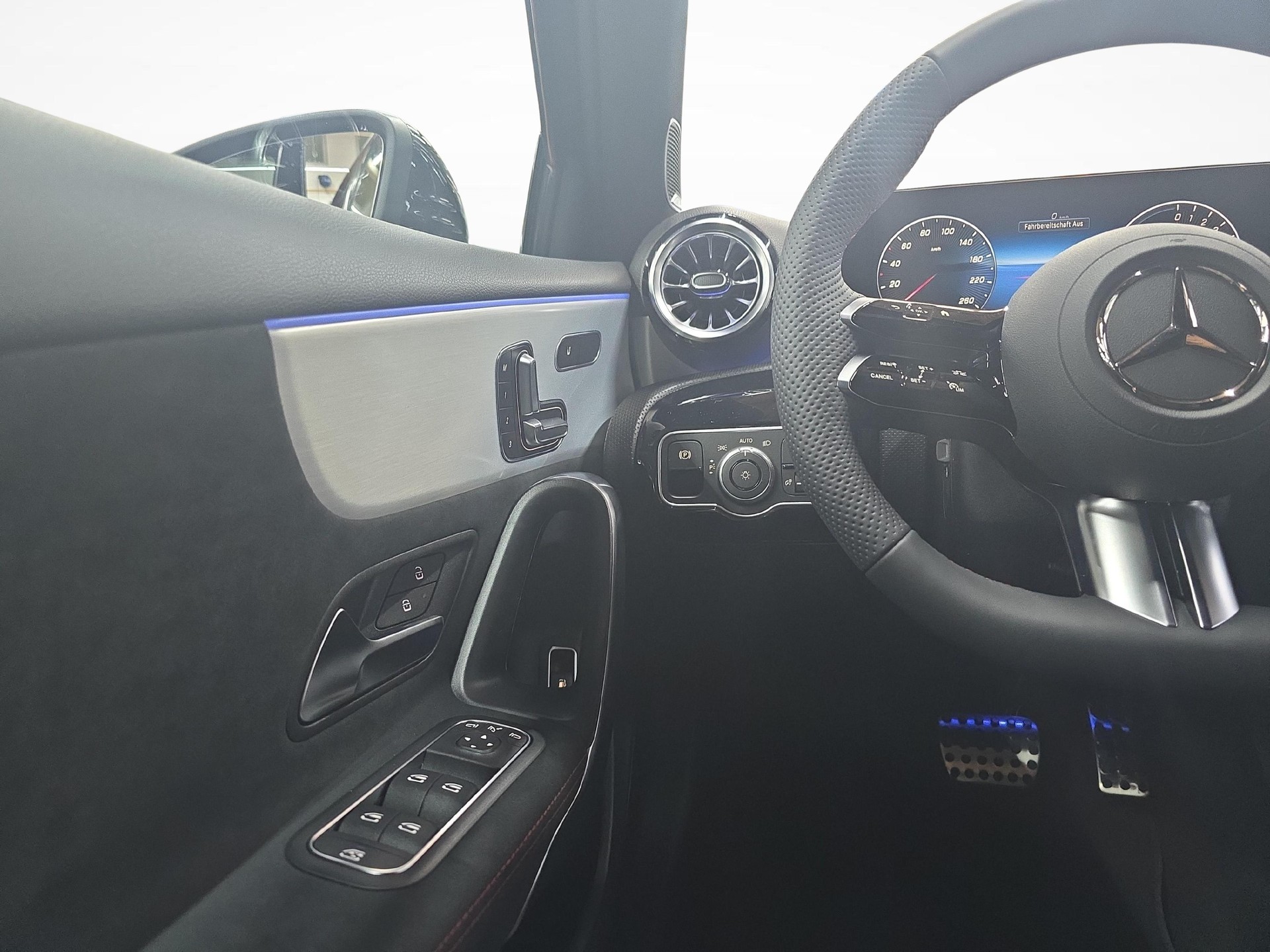 MERCEDES-BENZ A 250 e EQ Star AMG Line-image-7