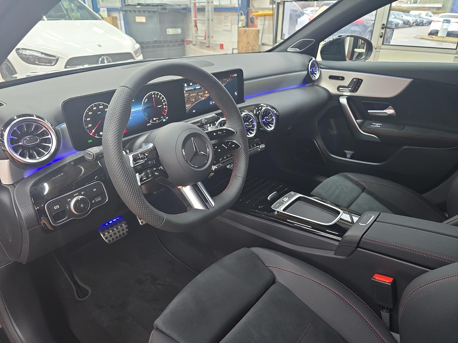 MERCEDES-BENZ A 250 e EQ Star AMG Line-image-4