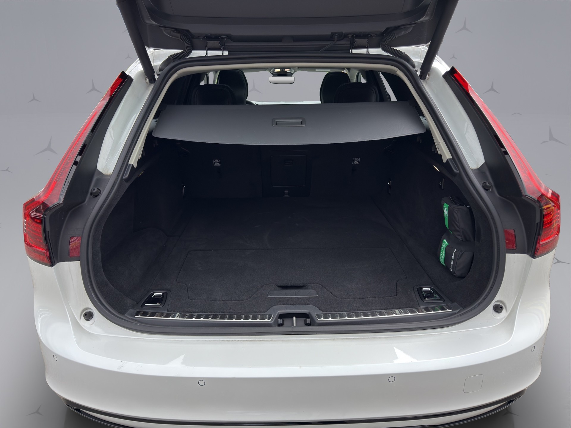 VOLVO V90 2.0 T8 TE Ultimate Dark eAWD-image-17