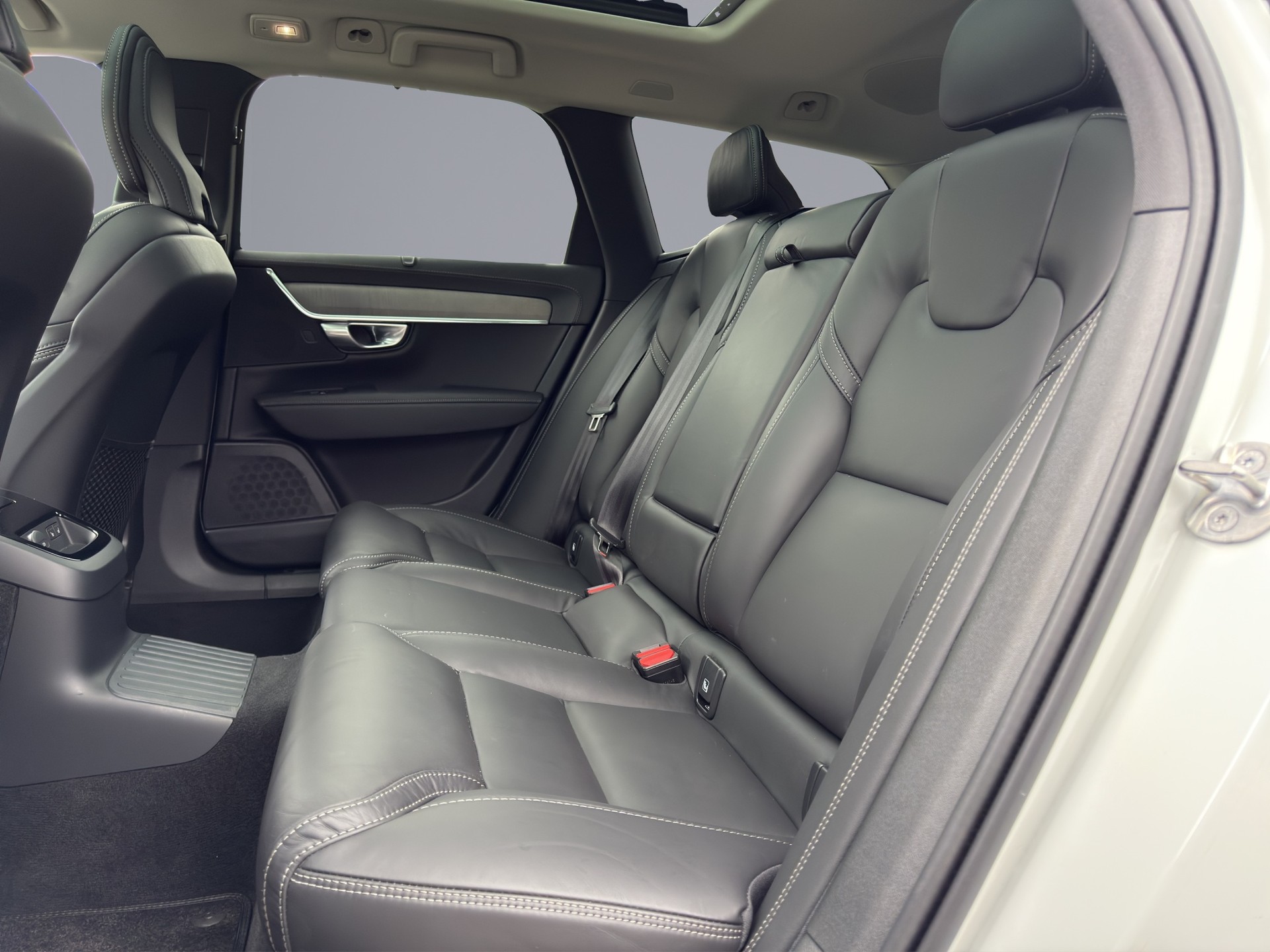 VOLVO V90 2.0 T8 TE Ultimate Dark eAWD-image-9