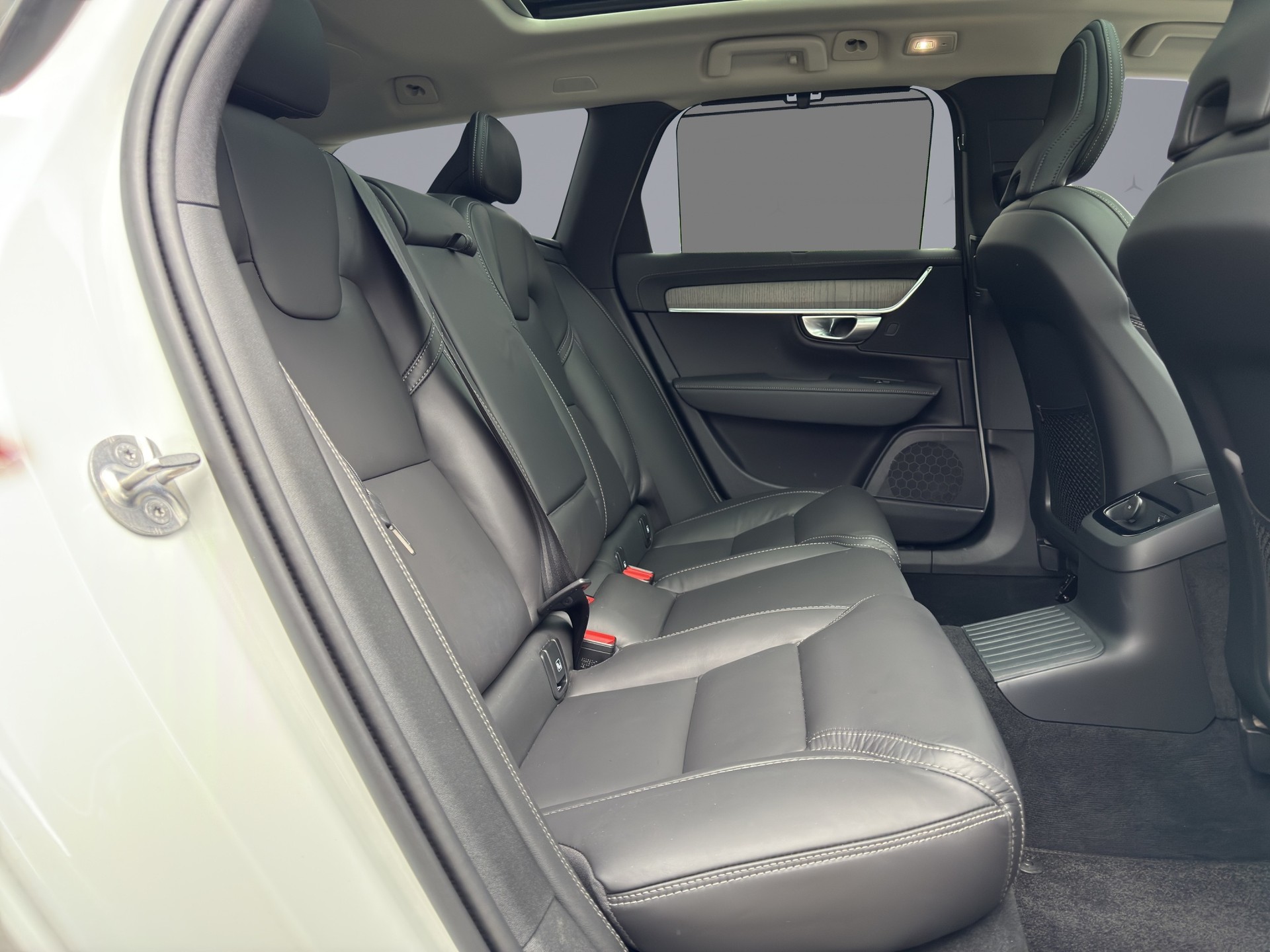 VOLVO V90 2.0 T8 TE Ultimate Dark eAWD-image-16