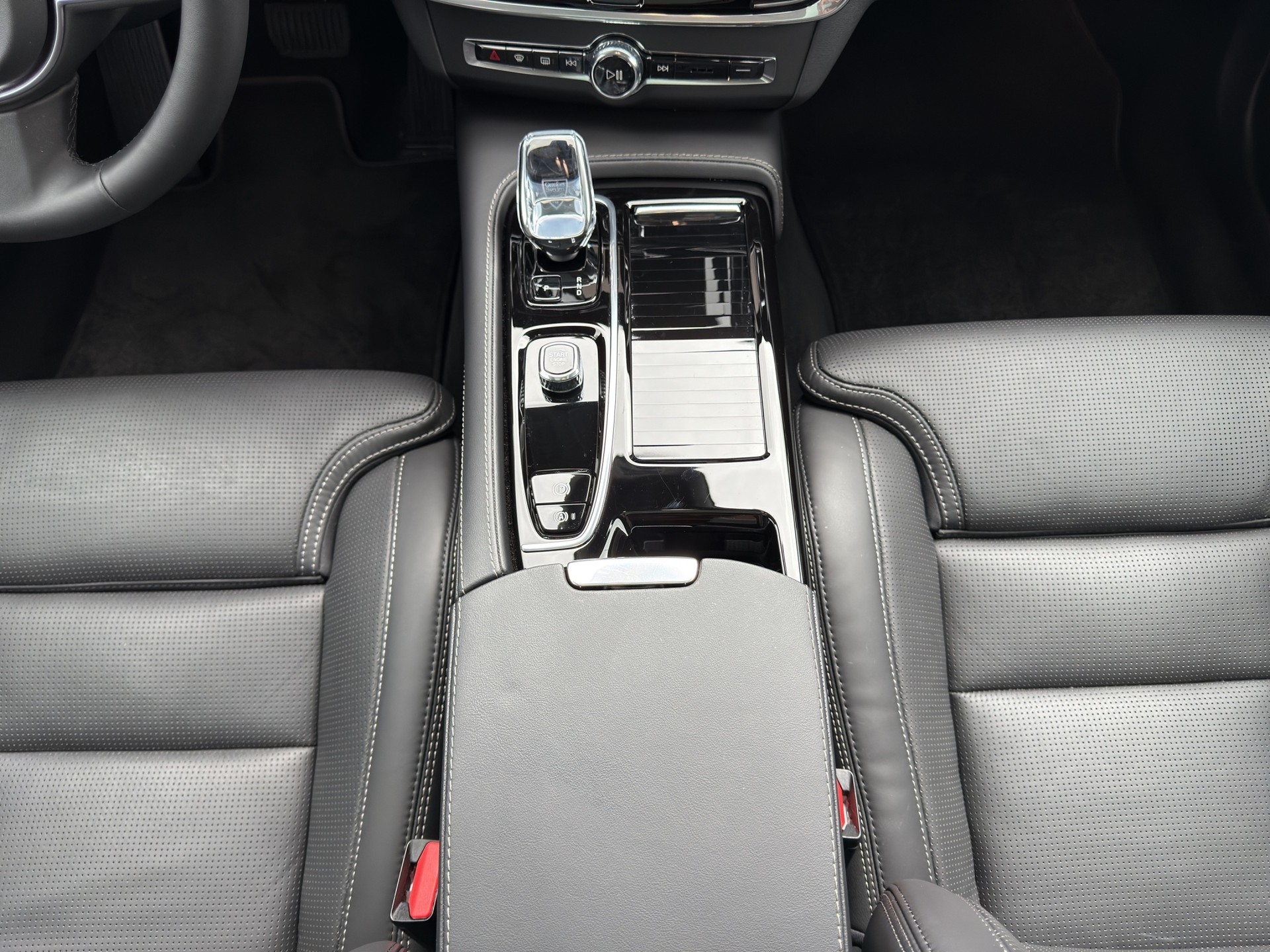 VOLVO V90 2.0 T8 TE Ultimate Dark eAWD-image-12