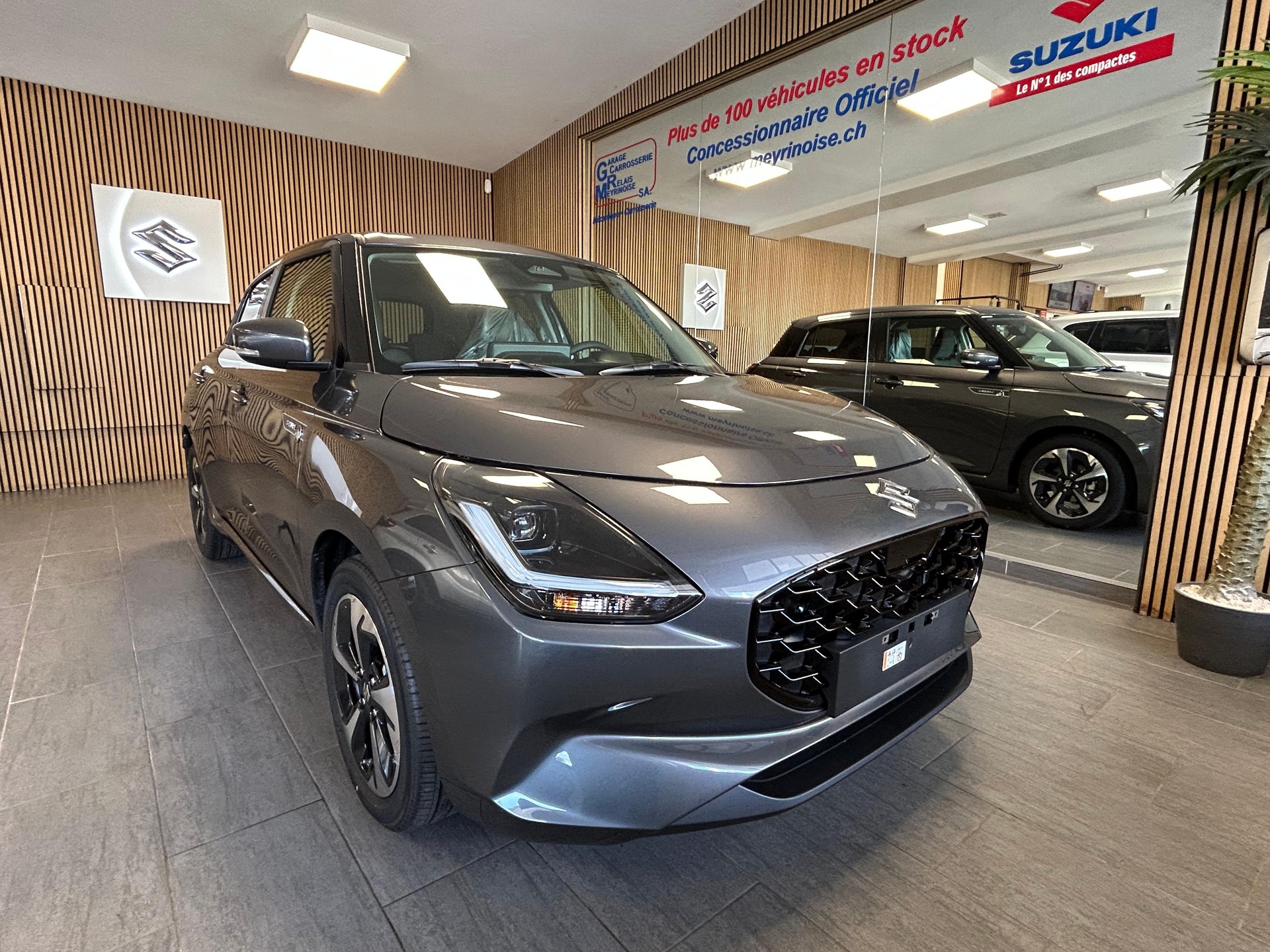SUZUKI Swift 1.2 Sakura Top Hybrid-image-1